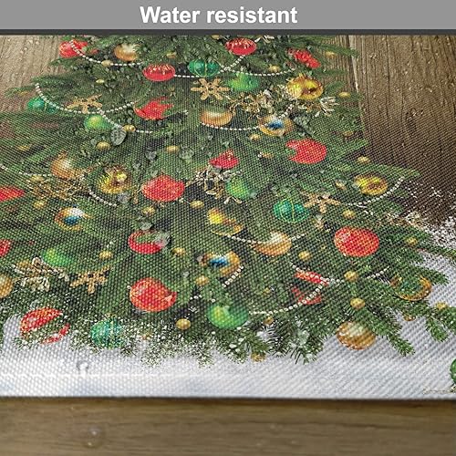 Miniatura 6 de Ambesonne Juego de 4 manteles individuales de Navidad, árbol de pino con cajas de regalo en tablero nevado de Navidad en el campo, manteles