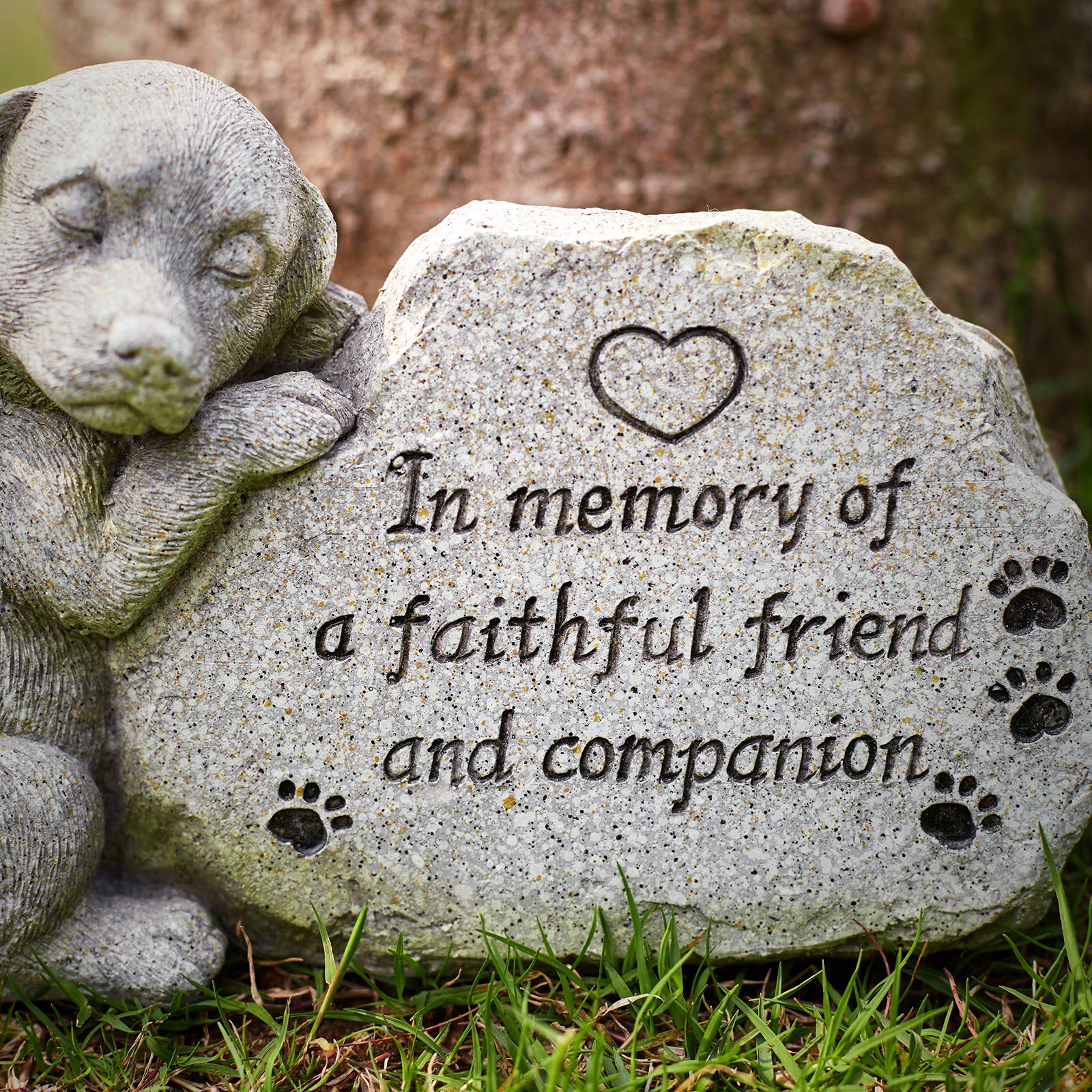 Estatua conmemorativa de perro angélico, figura de perro durmiendo, marcador de tumba al aire libre, regalo de condolencias, acabado de piedra antigua, 8.85 pulgadas