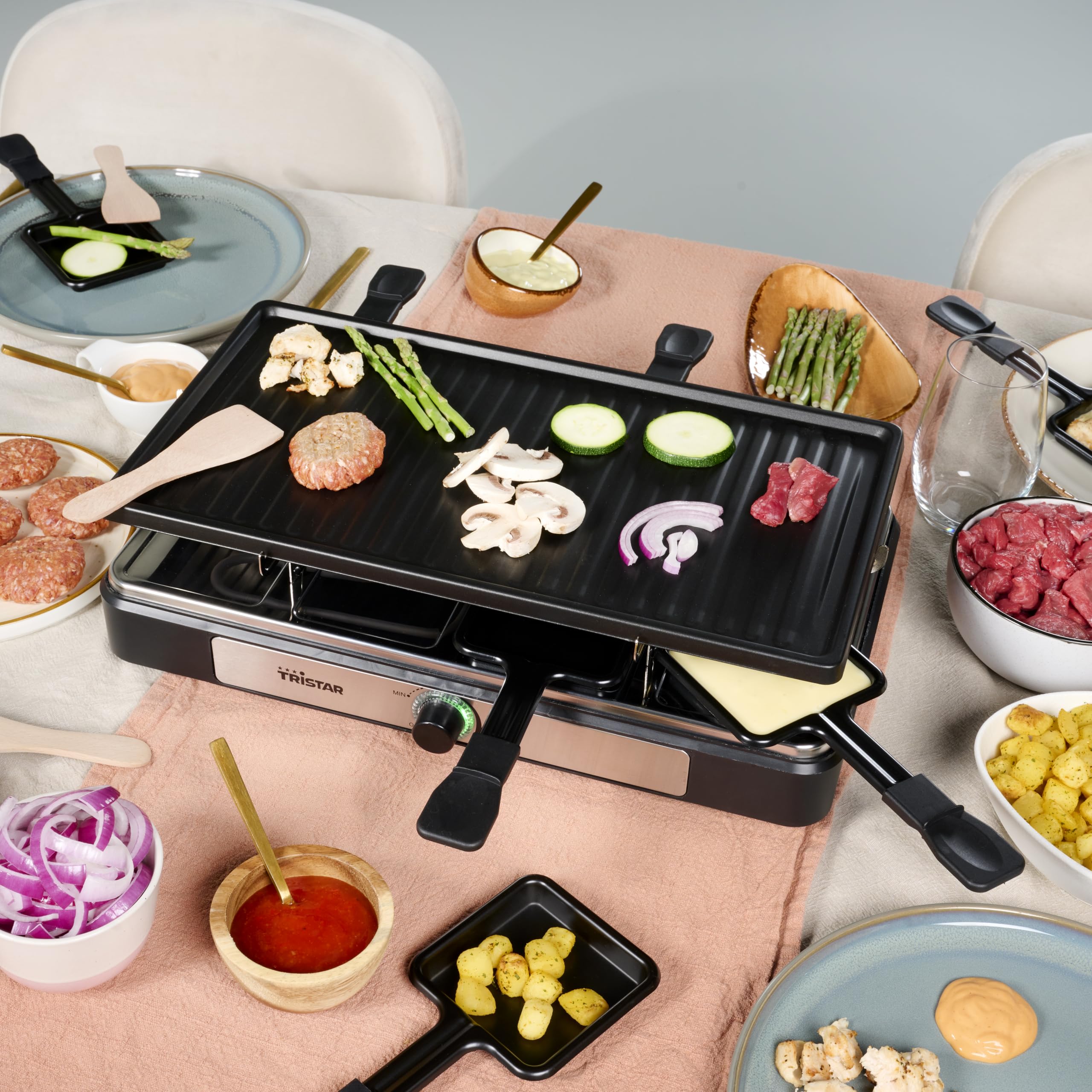 Tristar Raclette, Pour 8 Personnes, Surface de Cuisson 42 x 23 cm, Thermostat Réglable avec Anneau Lumineux, 1400 W, Noir, RA-2746