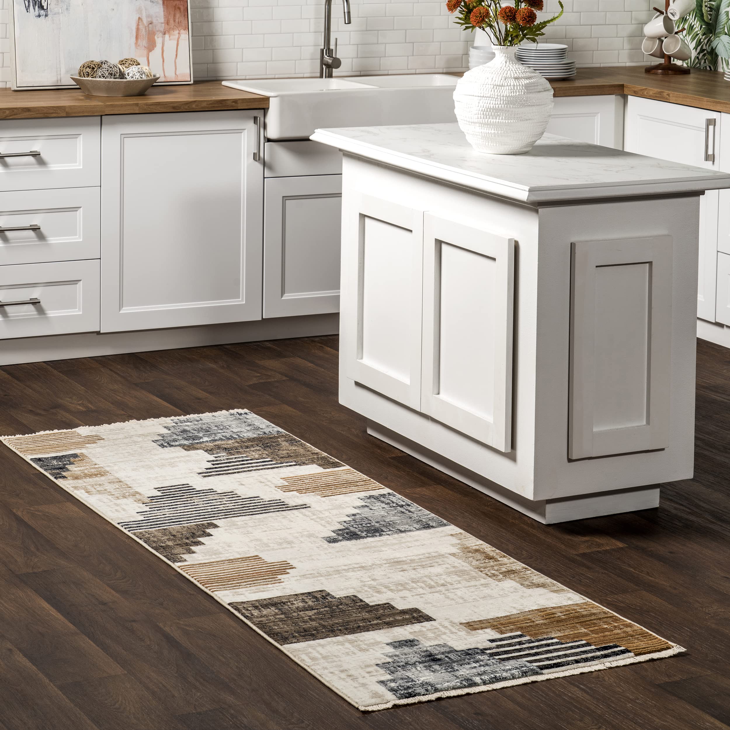 nuLOOM Vanita Transitional Southwestern Fringe Runner Rug, 2' 8" x 7' 10", Beige