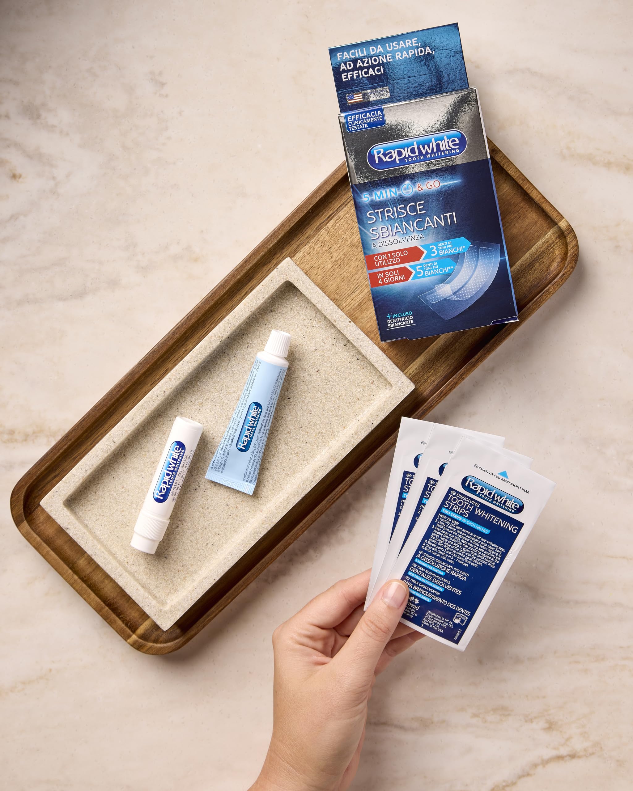 Rapid White - Strisce Sbiancanti Denti, per Uno Sbiancamento Fino a 5 Toni, Senza Perossido, Rimuove Macchie, Trattamento Rapido, Gusto Menta, Clinicamente Testato, 2x8 Strips