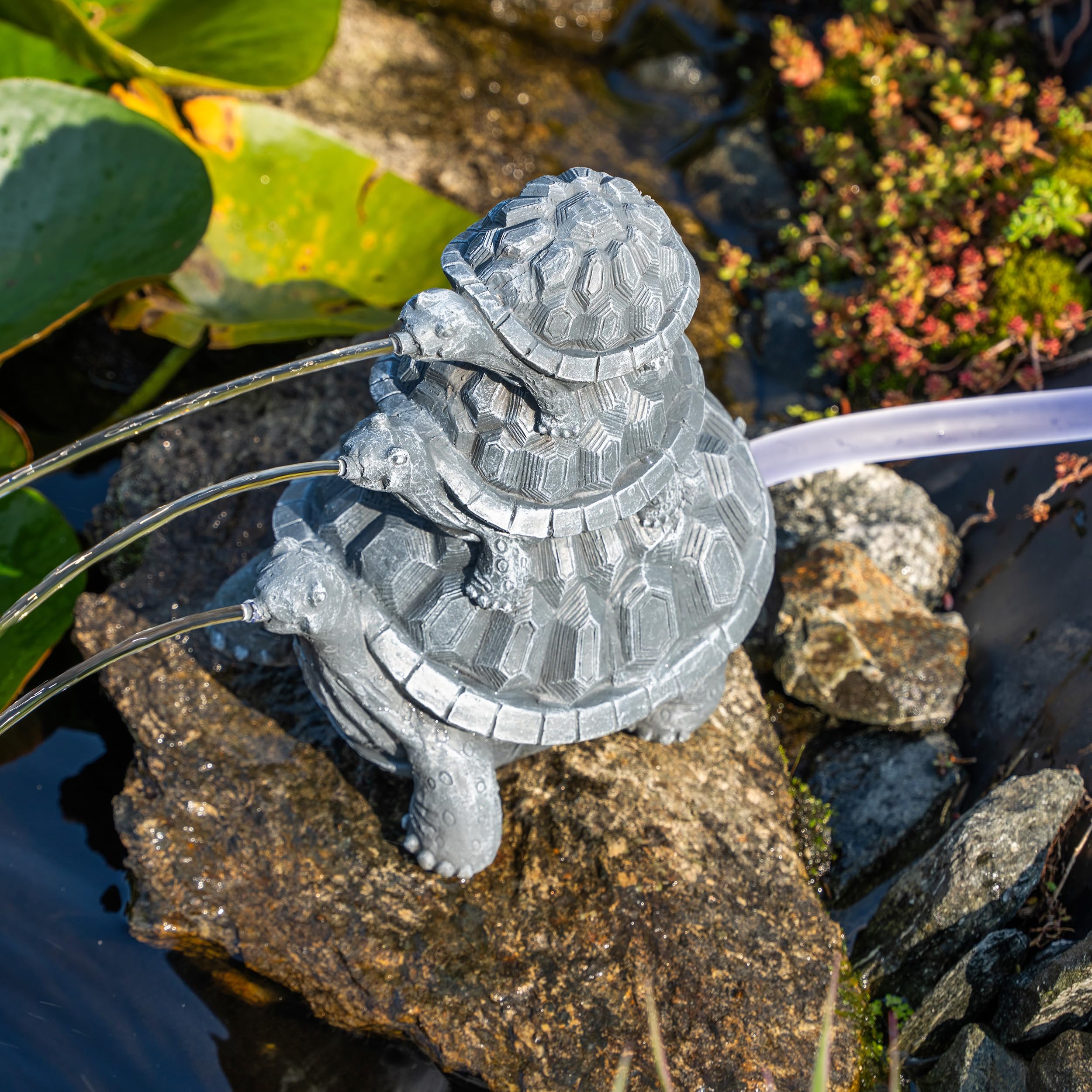 Esotec Solar Wasserspeier Komplettset, Schildkröten Trio, Gartenteich Wasserspiel, Vogeltränke, Gartenbrunnen mit Solarpumpe 610l/h, H=24cm 101686