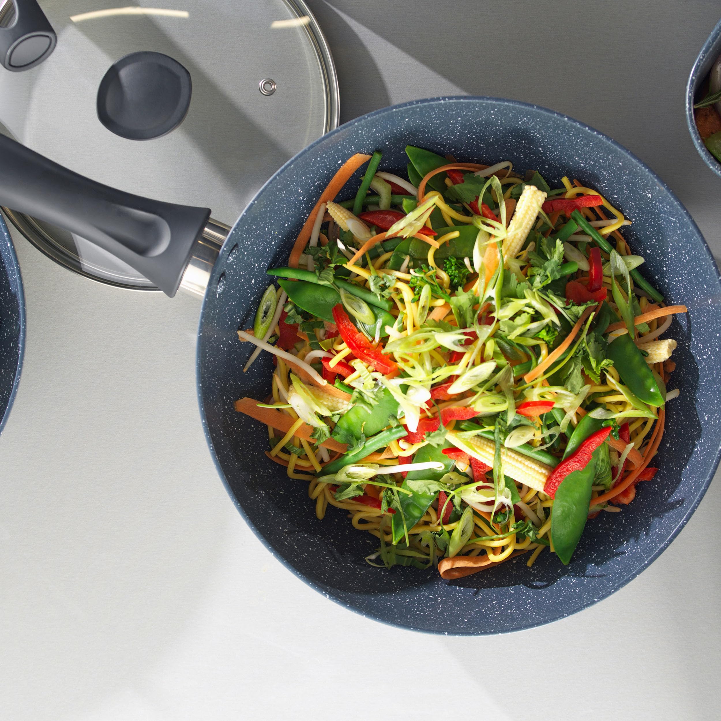 Russell Hobbs RH00851EU Nightfall Stone 28cm wok, padella soffrigante, alluminio pressato, piatto misto, piatto a induzione, Sicuro per induzione, per friggere, friggere patate/verdure, marmo blu