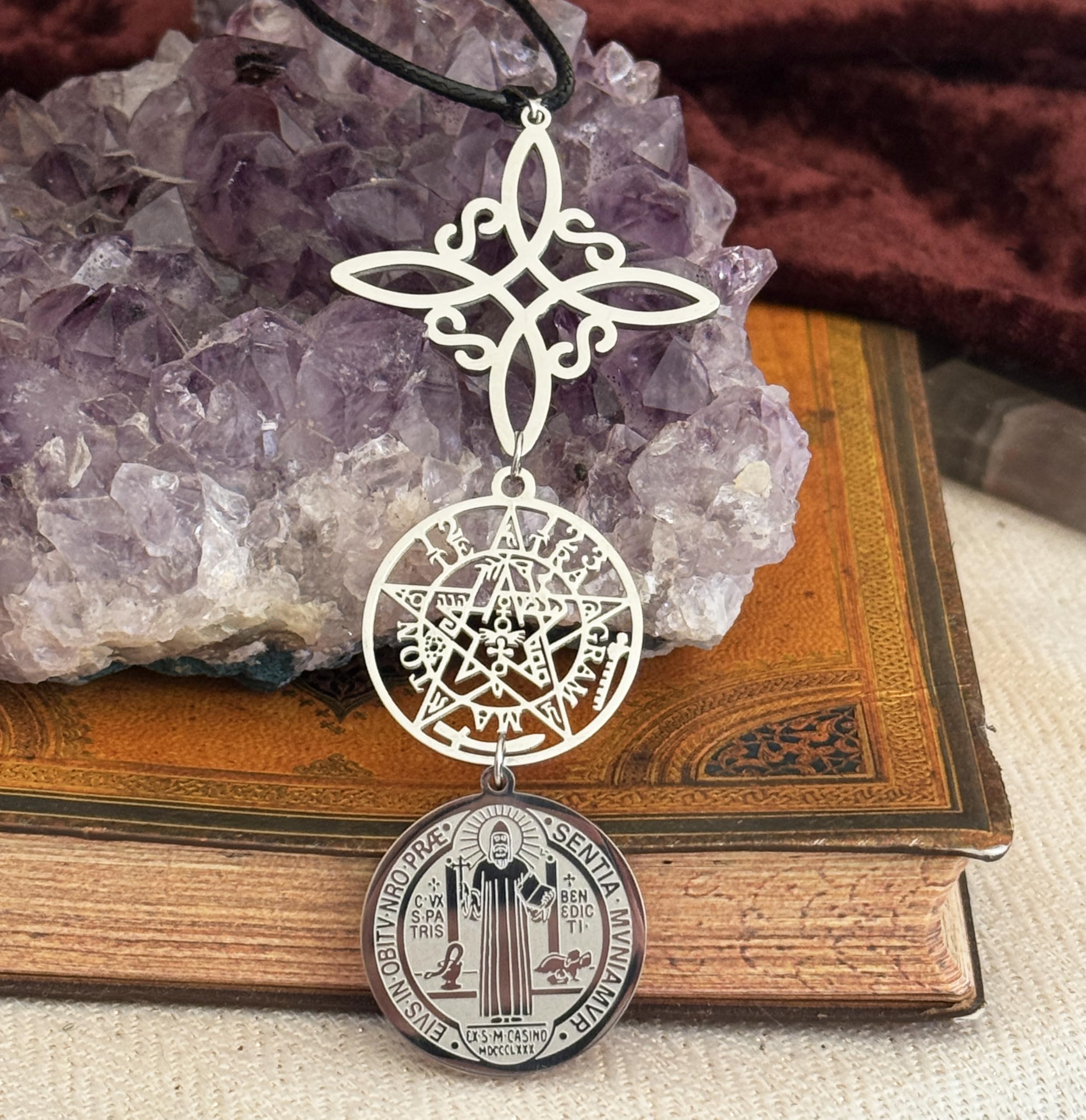 Simboliks Colgante Triple Protección con Tetragrammaton, Nudo de Bruja y Medalla de San Benito, Amuleto contra Mal de Ojo, Hechizos y Energías Negativas, Acero Inoxidable Esotérico Unisex