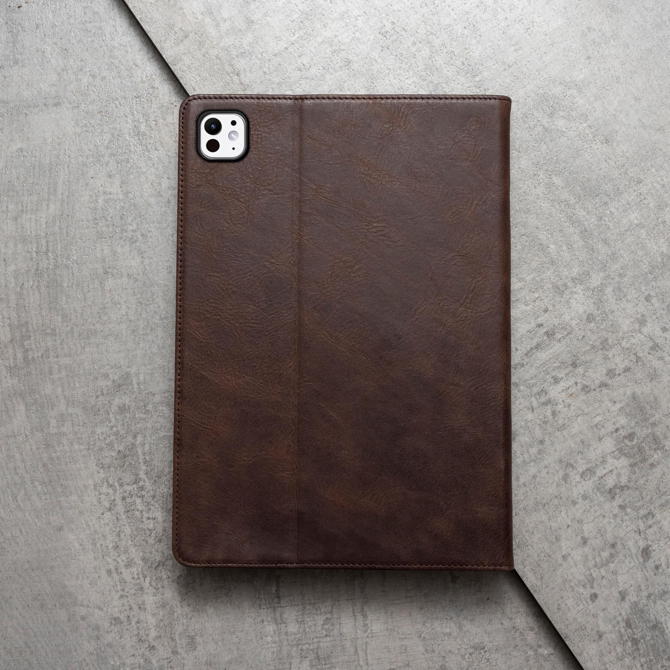 Porter Riley – Ledertasche kompatibel mit iPad Pro 13" – M5 / M4 (2025/2024) Version. Premium Echtleder Hülle/Cover/Klapphülle mit Standfunktion (Schokoladenbraun)