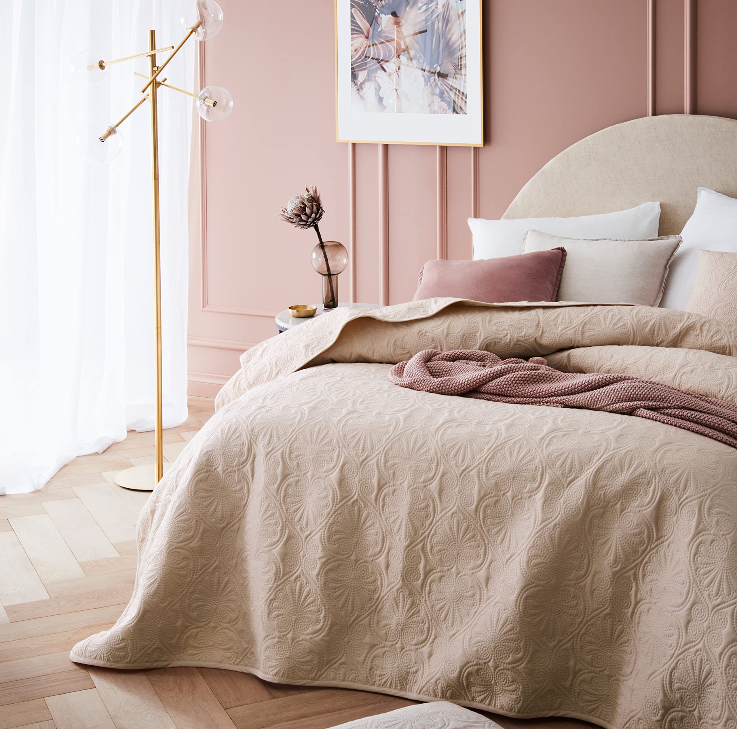 ROOM99 Leila Elegante Tagesdecke in Beige 240 x 260 cm Vielseitige Wohndecke als Bettüberwurf oder Sofaüberwurf Überwurfdecke für Bett und Sofa Steppdecke Stil Ideal als Bedspread