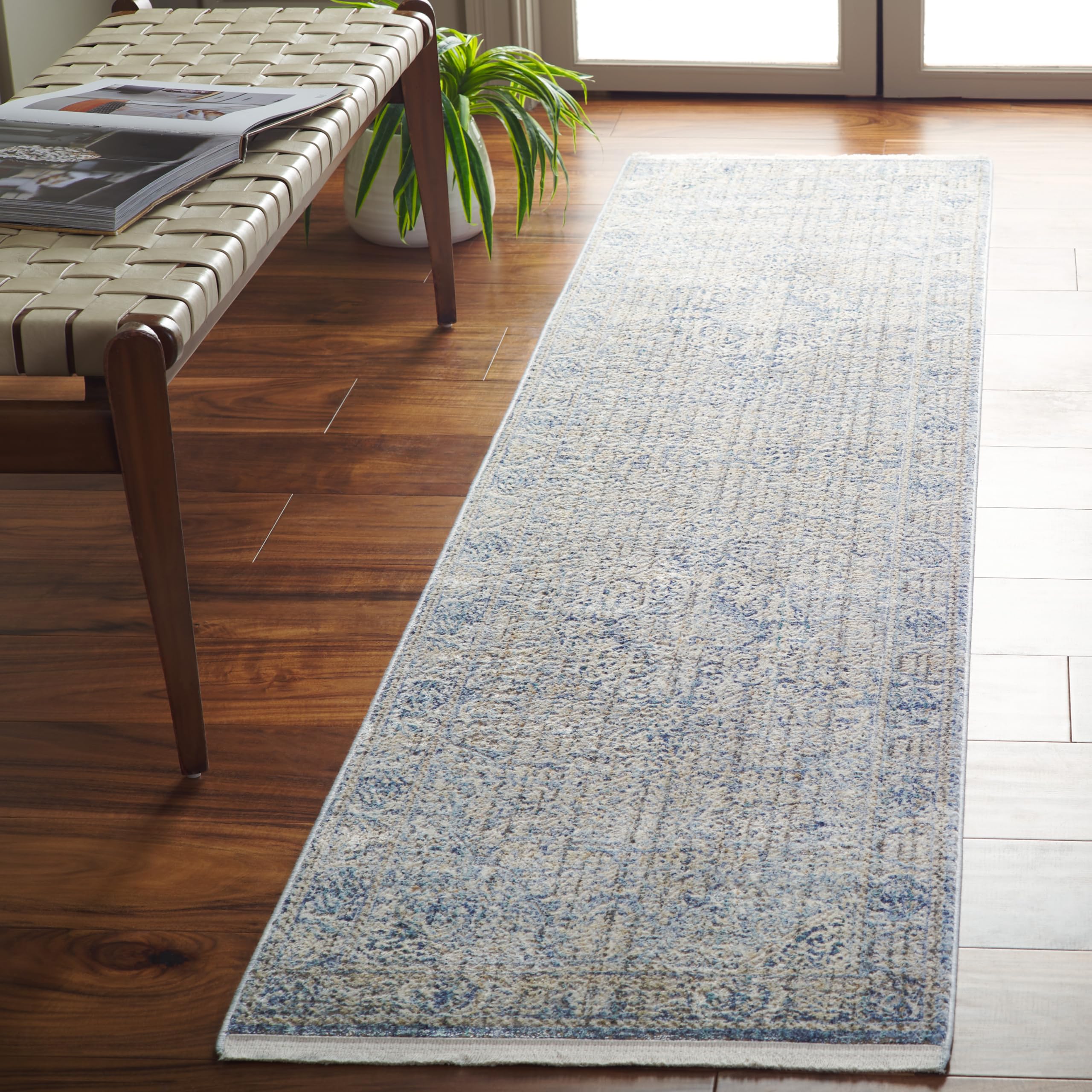 Alfombra de pelo corto suave y resistente de Safavieh Dream para renovar el suelo de tu comedor