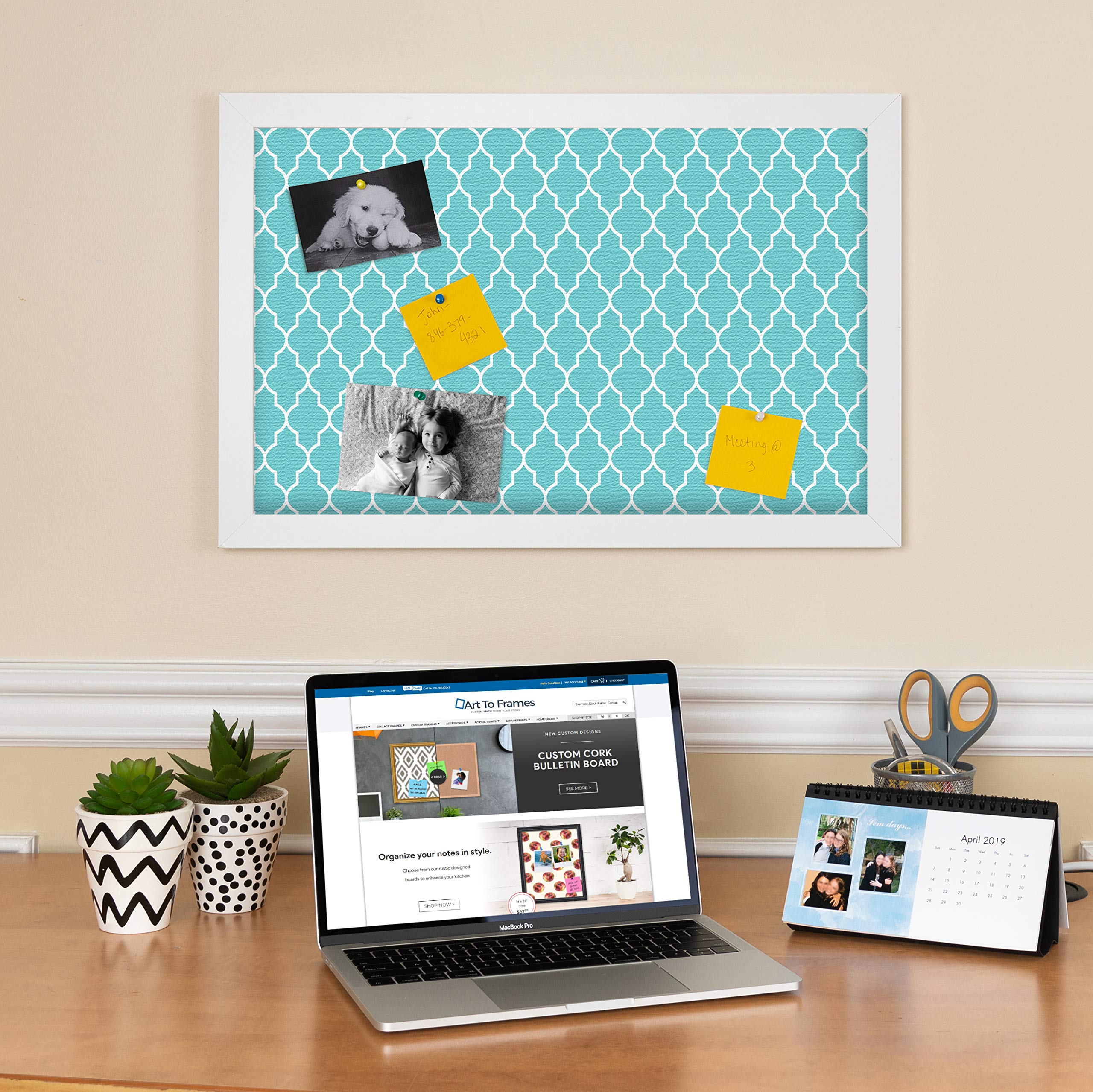 PinPix PinPix-278 Pinnwand aus Kork, 60,8 x 50,8 cm, Quadrefoil Aqua-Posterboard mit Leinwand-Stil, gerahmt in satiniertem weißem Rahmen (PinPix-278)