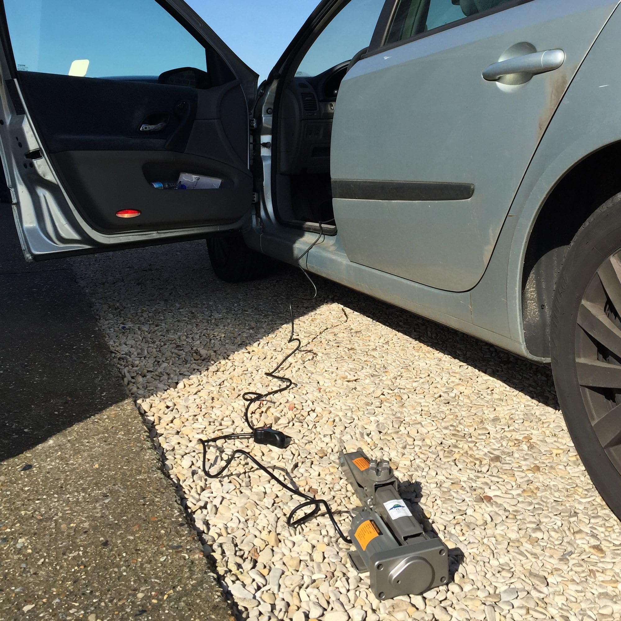 FISHTEC ® Cric elettrico per auto 12V - Acciaio - Solleva fino a 1 500 kg - Fornito con custodia - Collegamento accendisigari - Smontaggio ruote con presa 17 e 23 mm incluso