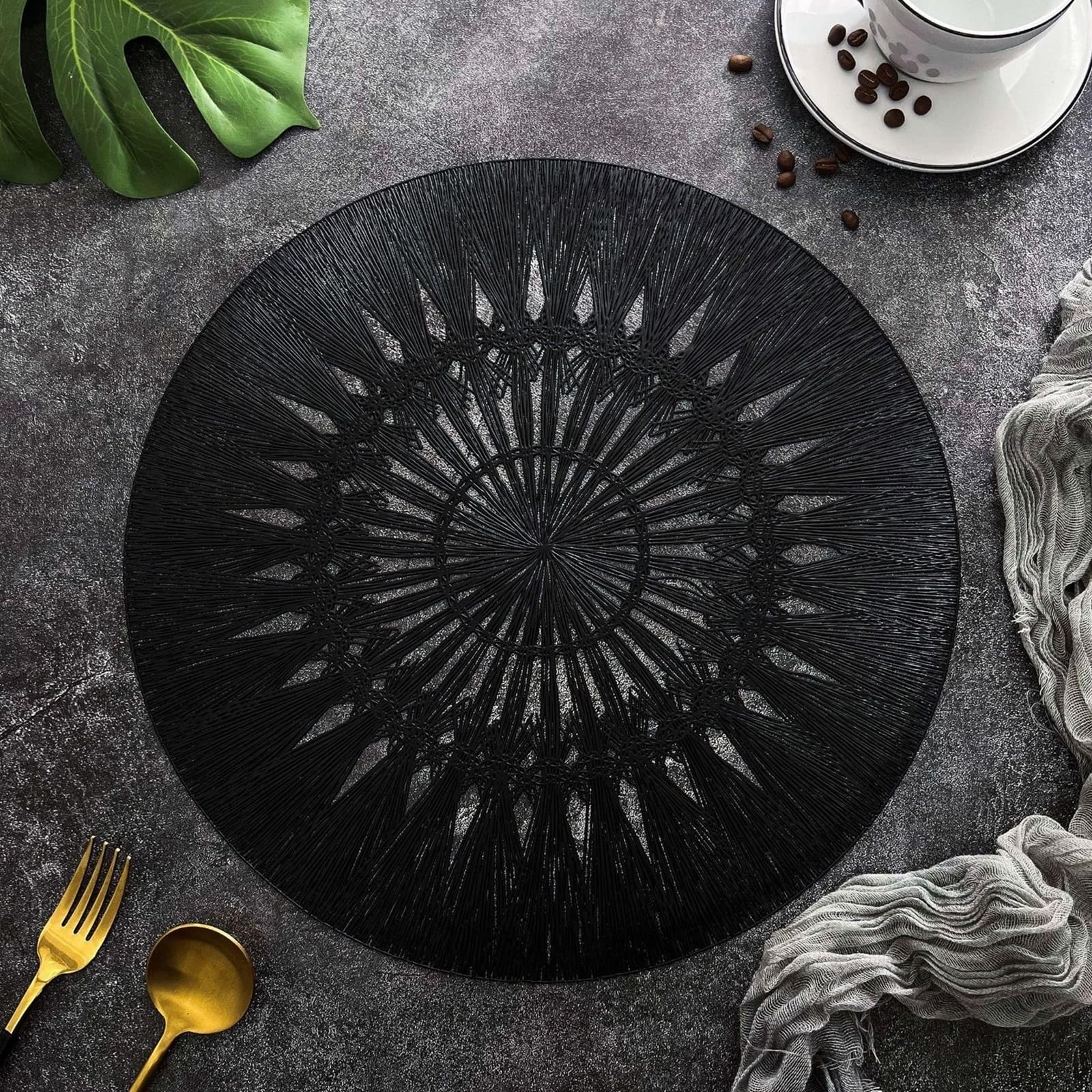 Sets de table tissés lot de 4 noirs au motif floral pour vos repas en famille