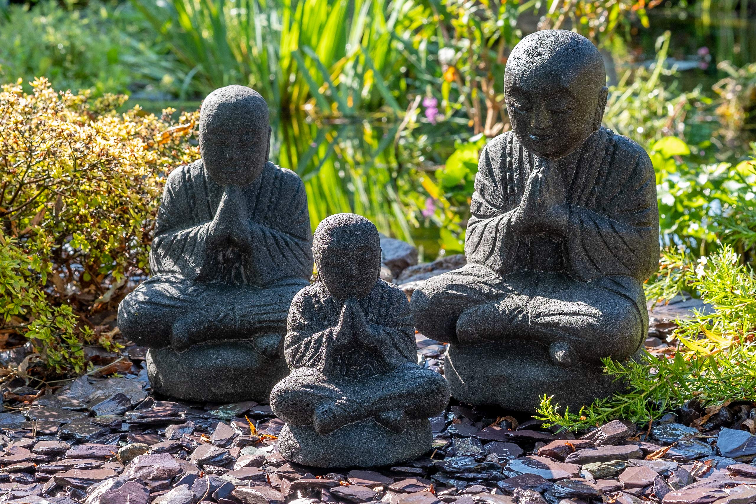 IDYL Chińska kamienna figurka mnicha Shaolin z kamienia wulkanicznego | mrozoodporna | wysokość 20 cm | czarna | figurka dekoracyjna do ogrodu i mieszkania | 550
