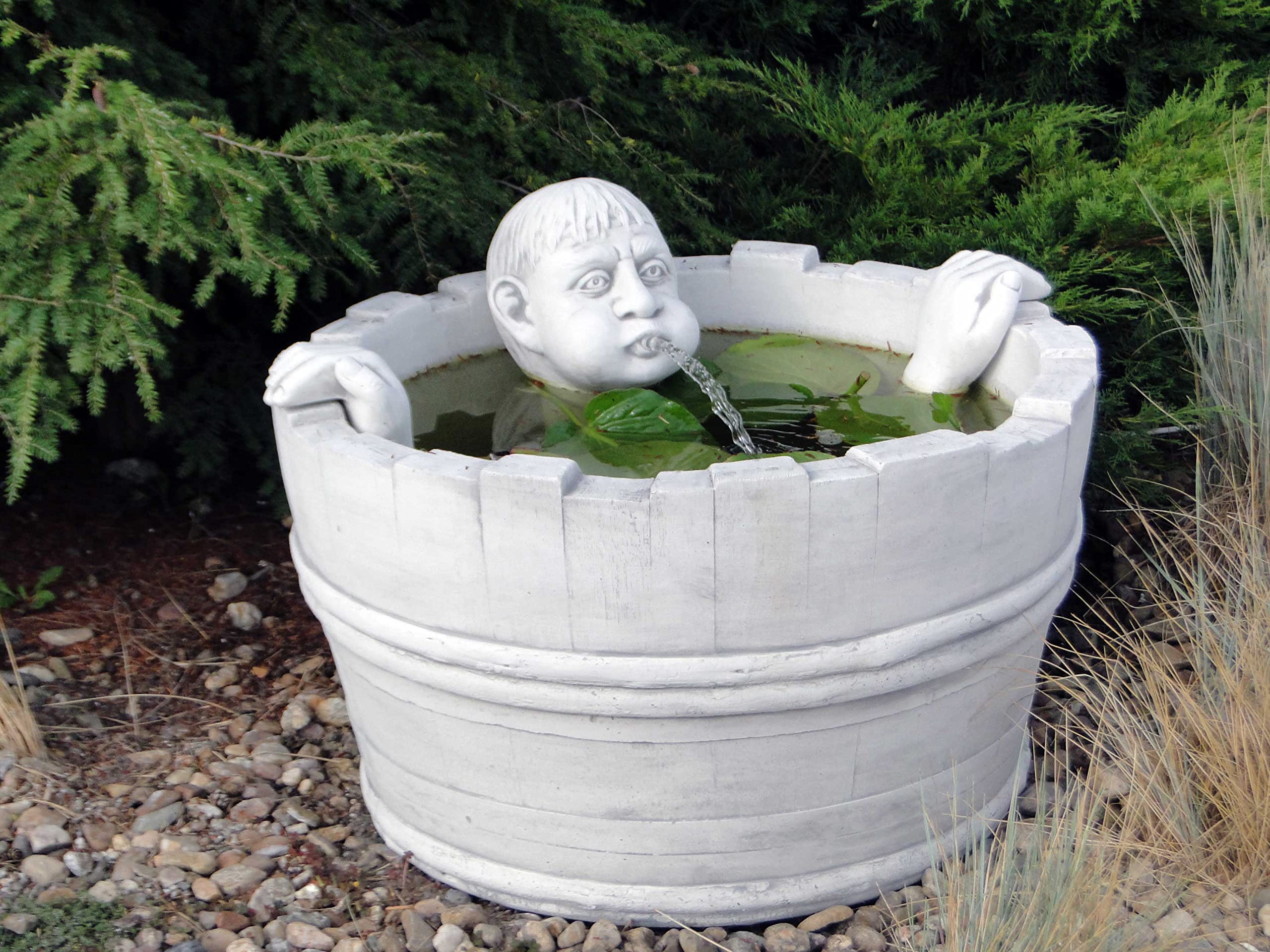 Fontana da giardino, piccolo stagno, con circuito d'acqua chiuso, in pietra fusa, uomo che fa il bagno nella vasca.