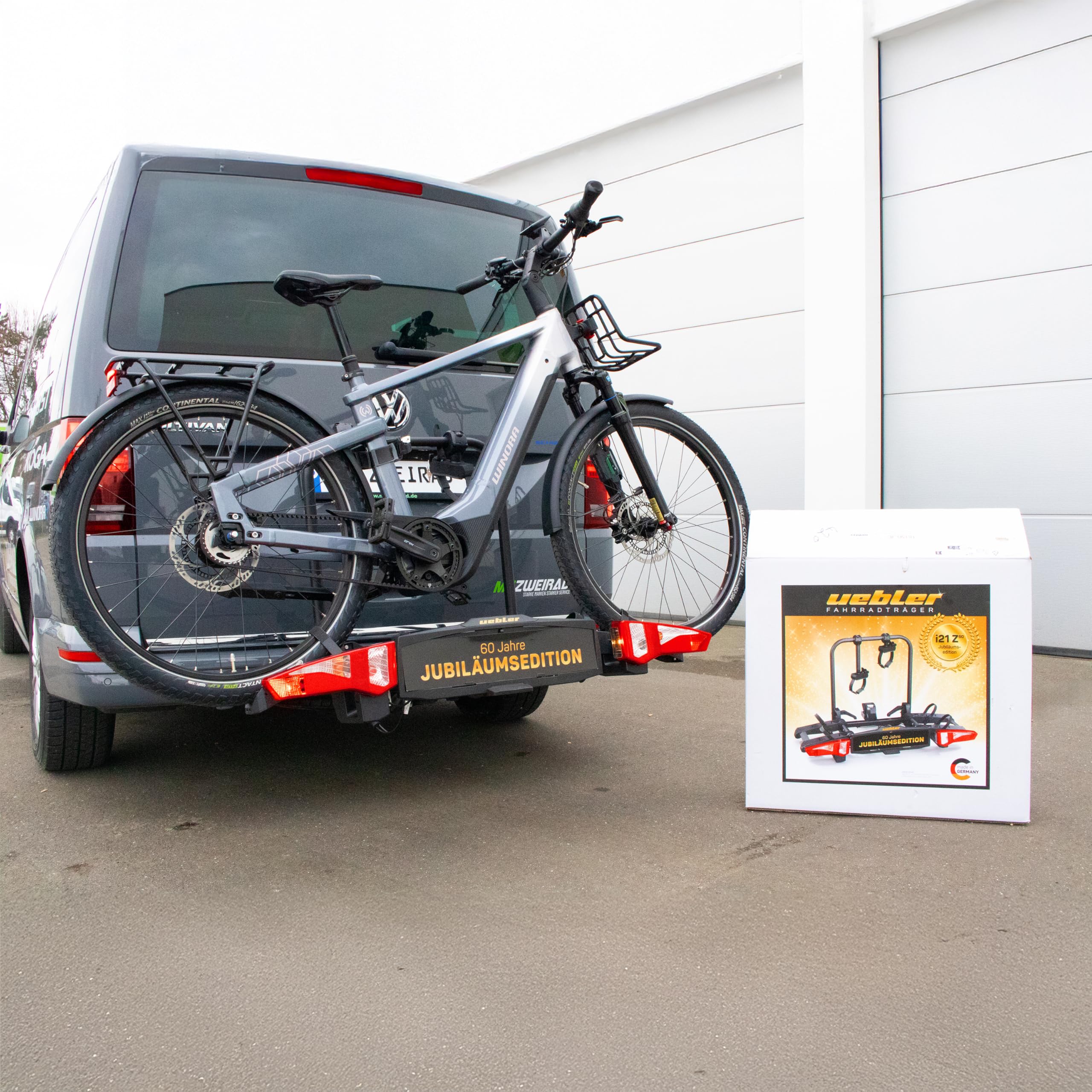 Uebler Fahrradträger i21 Z 60° Jubiläumsedition für 2 Fahrräder Auto Kupplungsträger klappbar E-Bike MTB inklusive reflektierende Warntafel 50x50cm + 4 Spanngummis