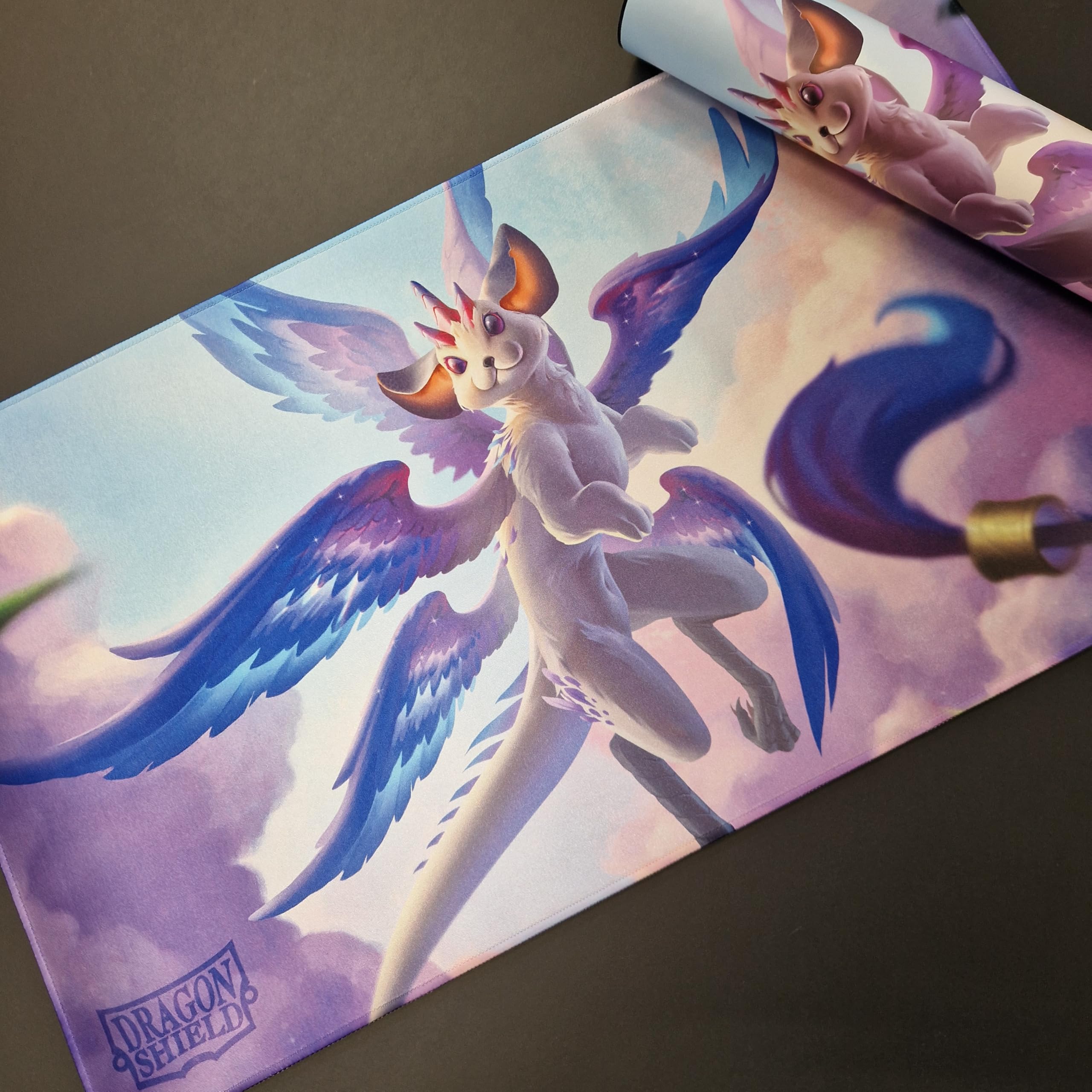 Mata do zabawy Dragon Shield – mata do zabawy TCG w standardowym rozmiarze z przyszytymi krawędziami i antypoślizgowym gumowym tyłem - tubka w zestawie do transportu i ochrony | Whiskerwing