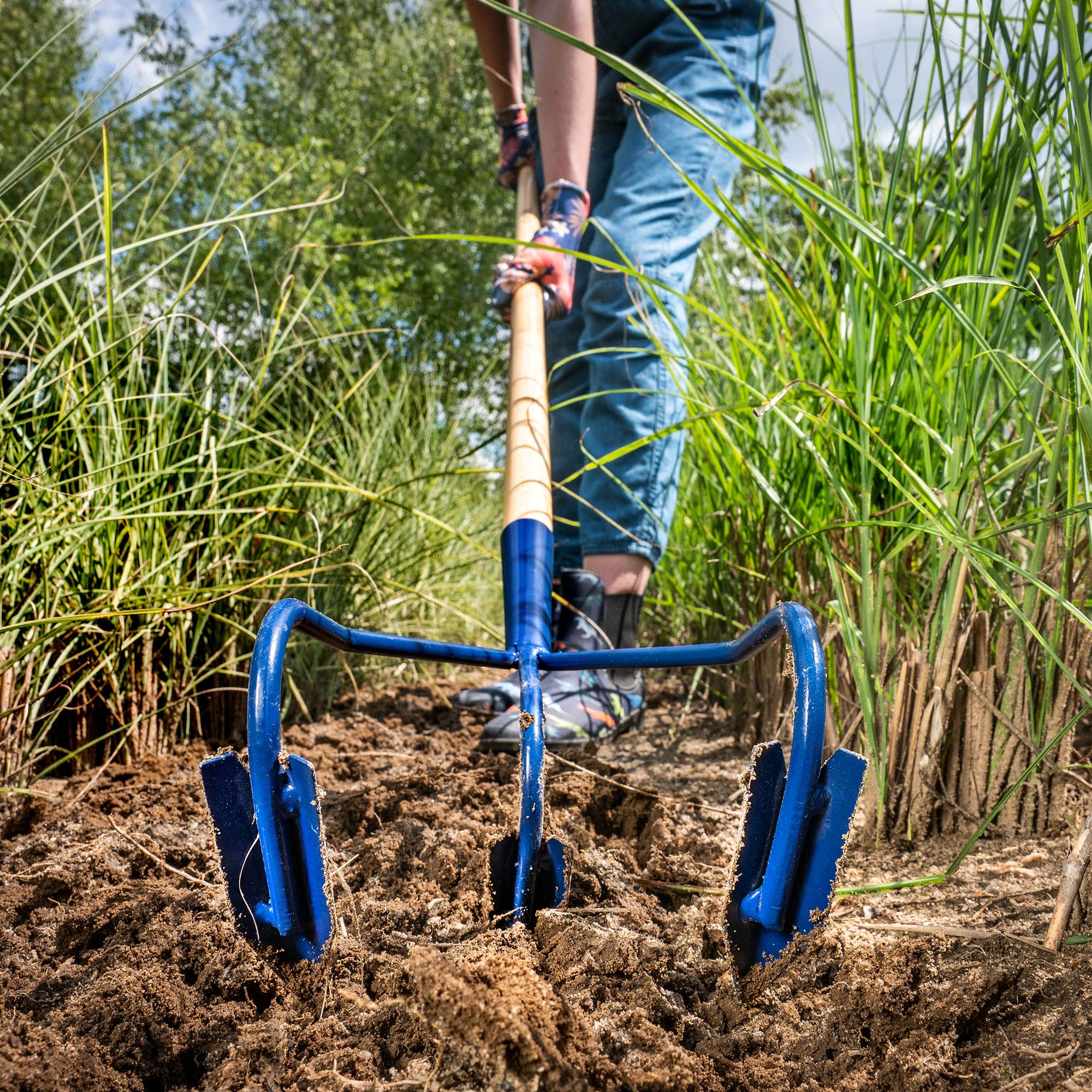 KADAX Cultivateur Manuel en métal, cultivateur à Long Manche en Bois, cultivateur Robuste, Griffe de Jardin, houe de Jardin pour ameublir Le Sol (avec 3 Dents de soc)