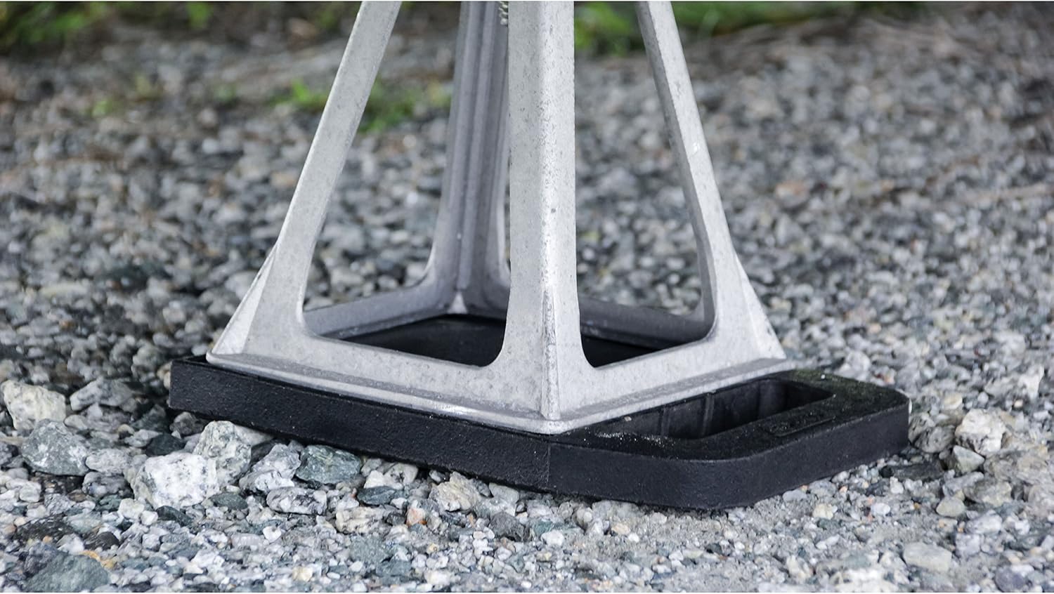 Camco Stabilizer Jack Flex Pads - Helps Prevent Jacks and Stabilizer from Sinking into The Ground |Can Be Used on Uneven Surfaces| UV Resistant & Weatherproof - 4 Pack (44591) , Black