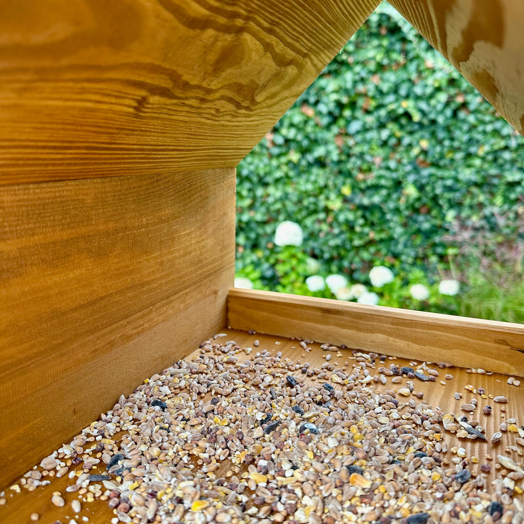 GARTENETAGE Vogelfutterhaus aus Massivholz mit Erdspieß – Wetterfestes Vogelhaus aus Kiefernholz für Wildvögel, stabiles Futterhaus für Garten, Rasen & Terrasse
