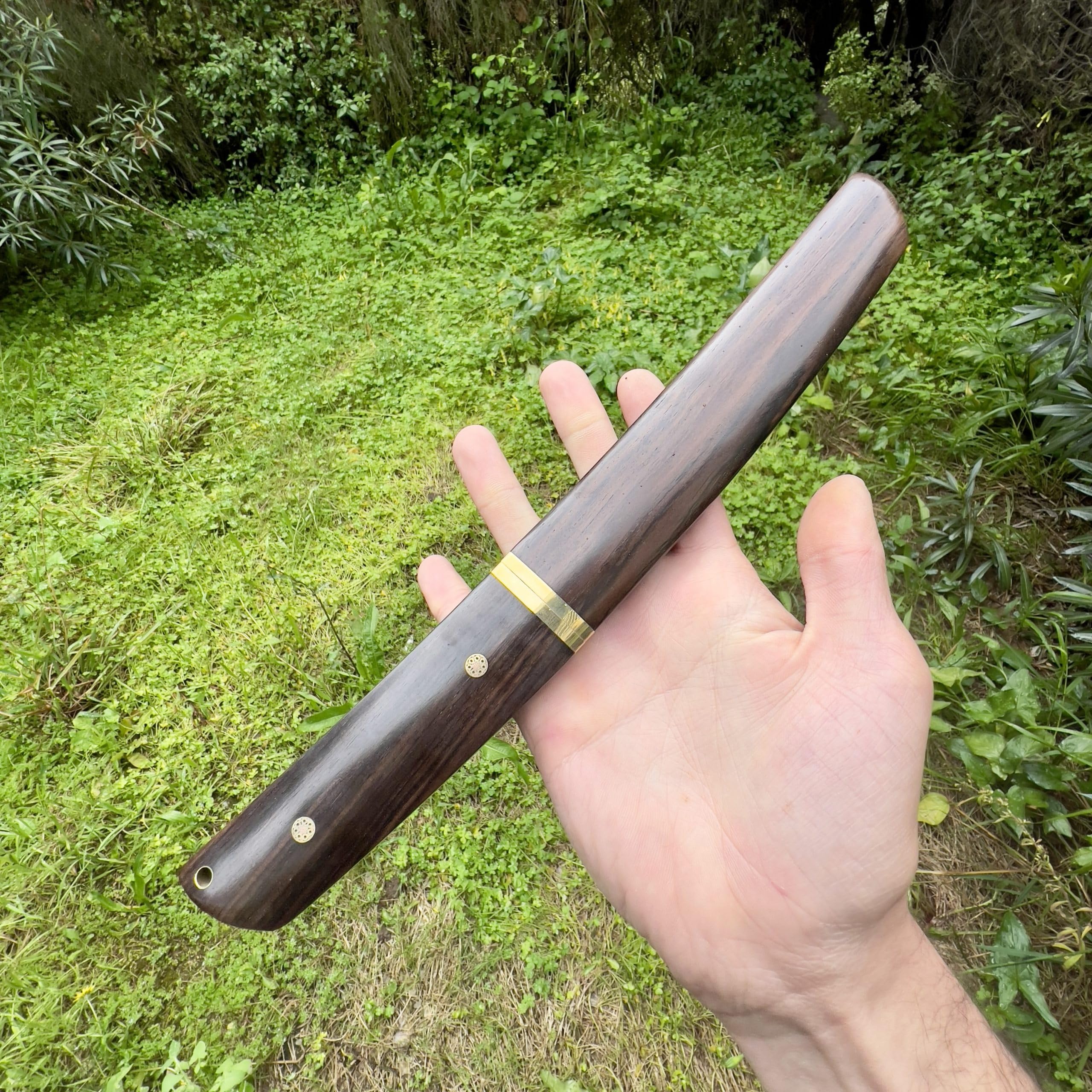 Coltello in Damasco Forgia a Mano, Stile Giapponese, Lama Fissa con Manico in Legno e Custodia Integrale Legno Collezione Custom
