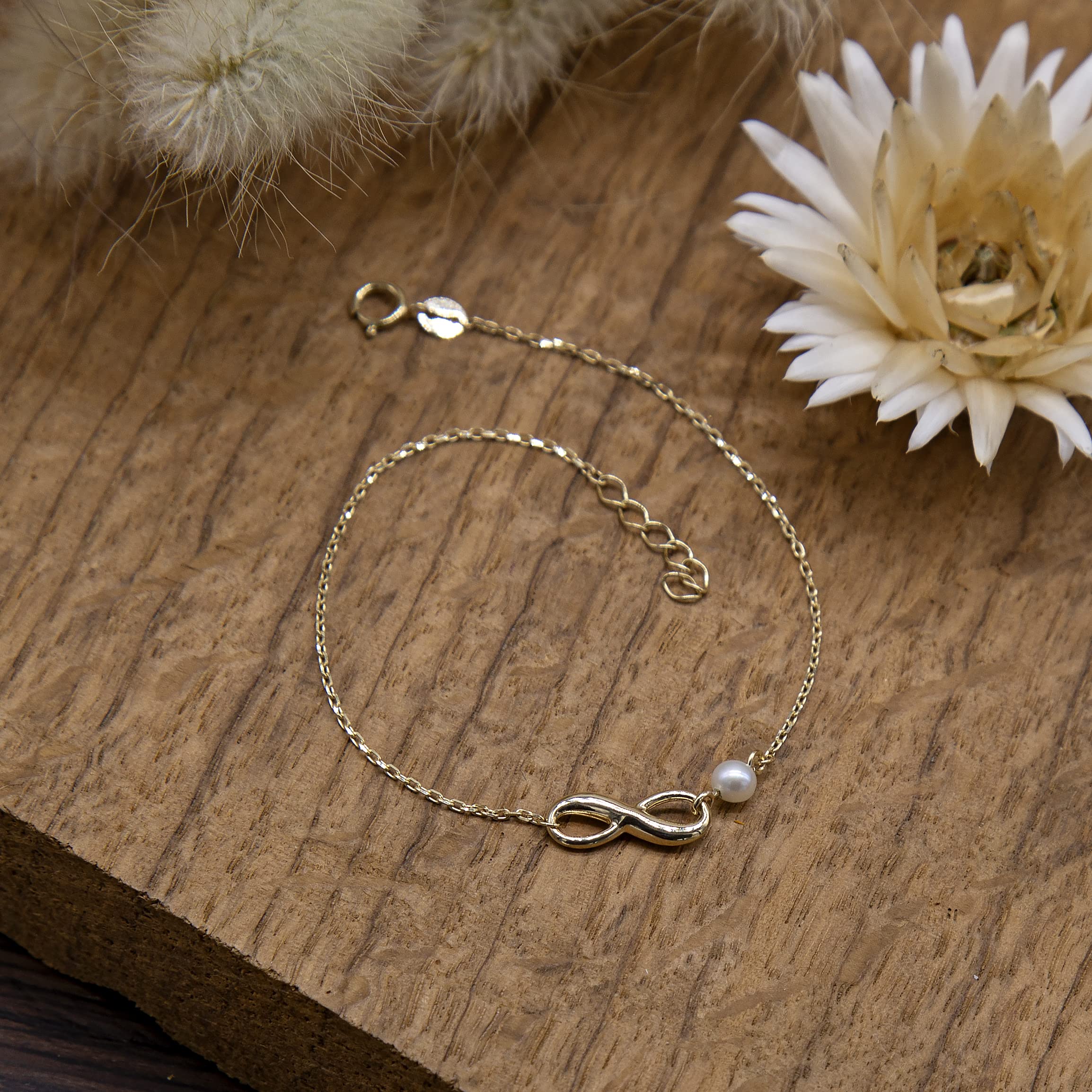 CARISSIMA Damen-Armband aus 9 Karat Gelbgold, Unendlichkeitssymbol mit Perlen, 17 cm – 19 cm