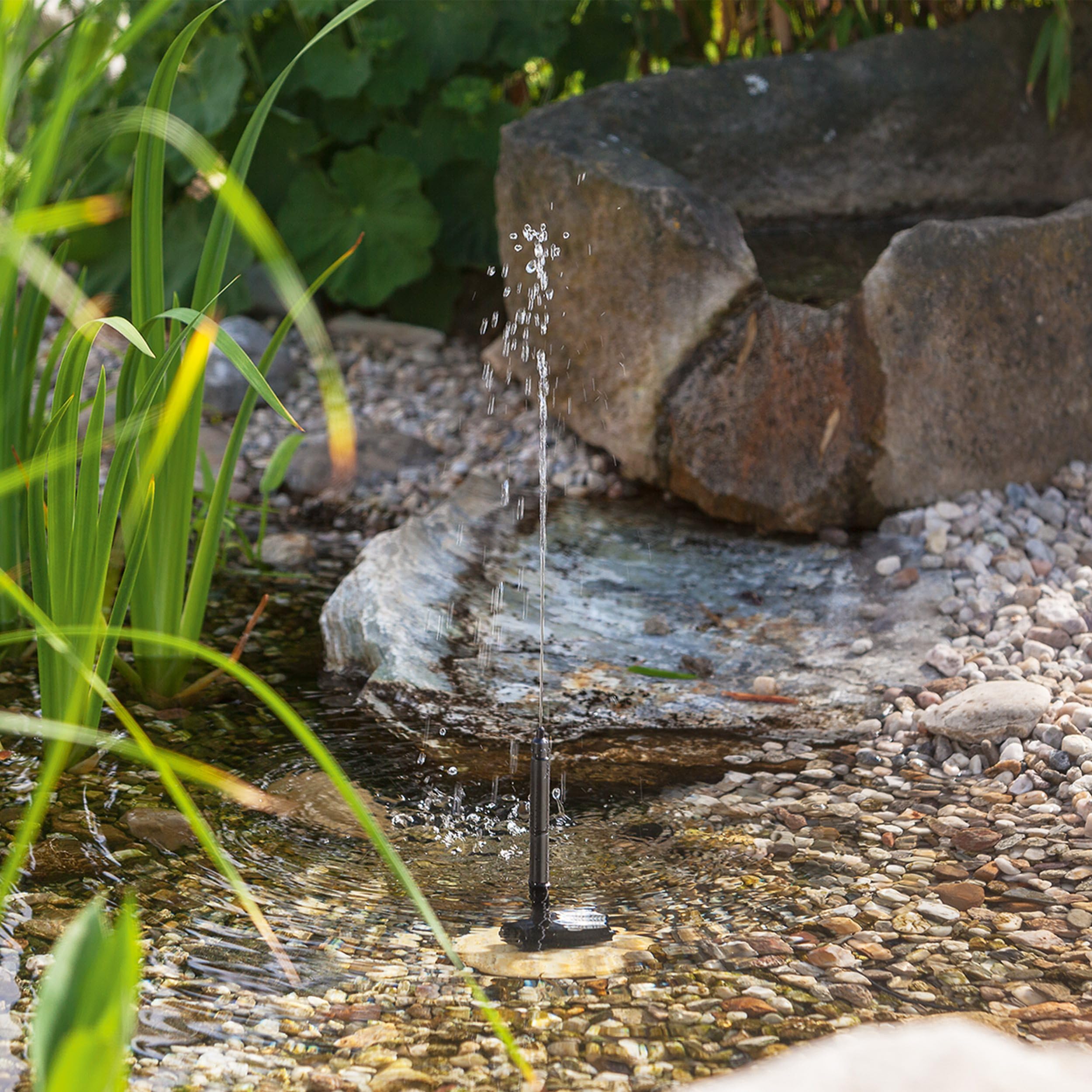 esotec Solar Teichpumpenset mit Akku 6/230 LiFePO4, Solar Teichpumpe 230 l/h 6,4 VDC, Wasserspiel Springbrunnen IP68 außen 101933