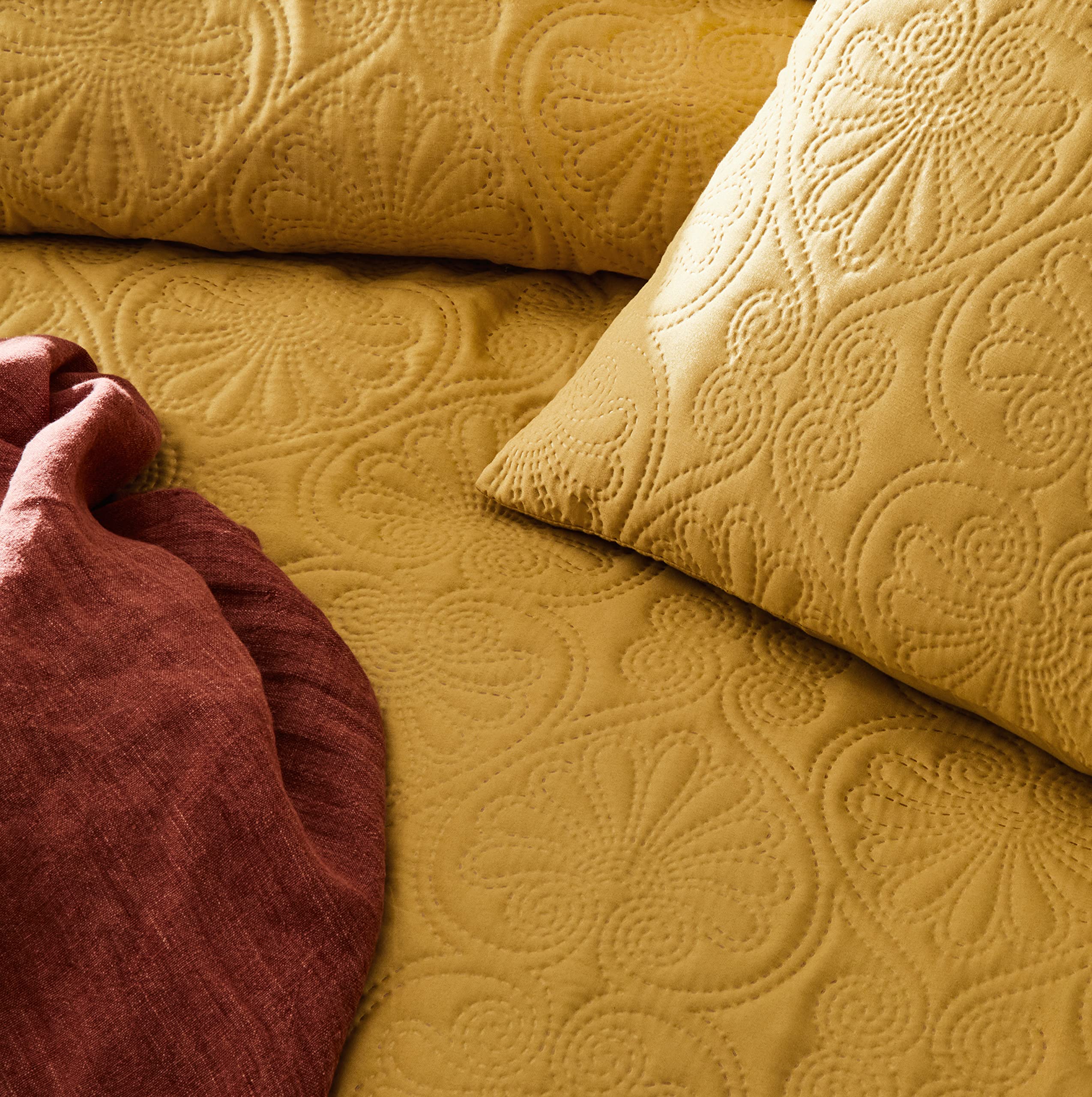 room99 Leila Colcha Elegante Color Mostaza 220 x 240 cm Versátil para Cama y Sofá Ideal para Dormitorio