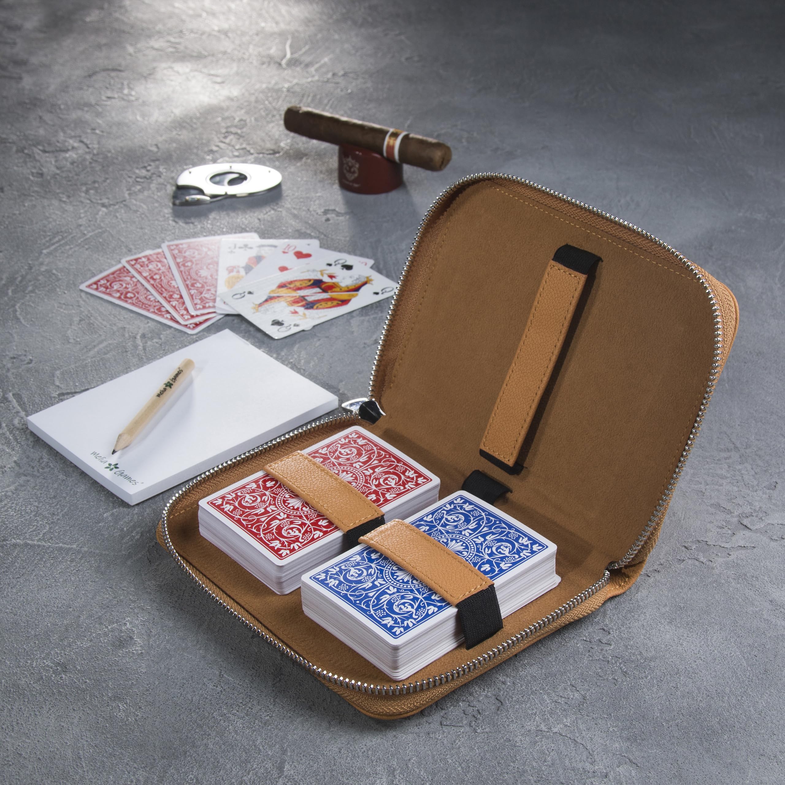 Spielkarten Set Deluxe - Premium Karten-Etui aus feinstem Leder - komplettes Set inklusive 2 Spielkartendecks, Notizblock und Bleistift (Designer Edition - Mustard)