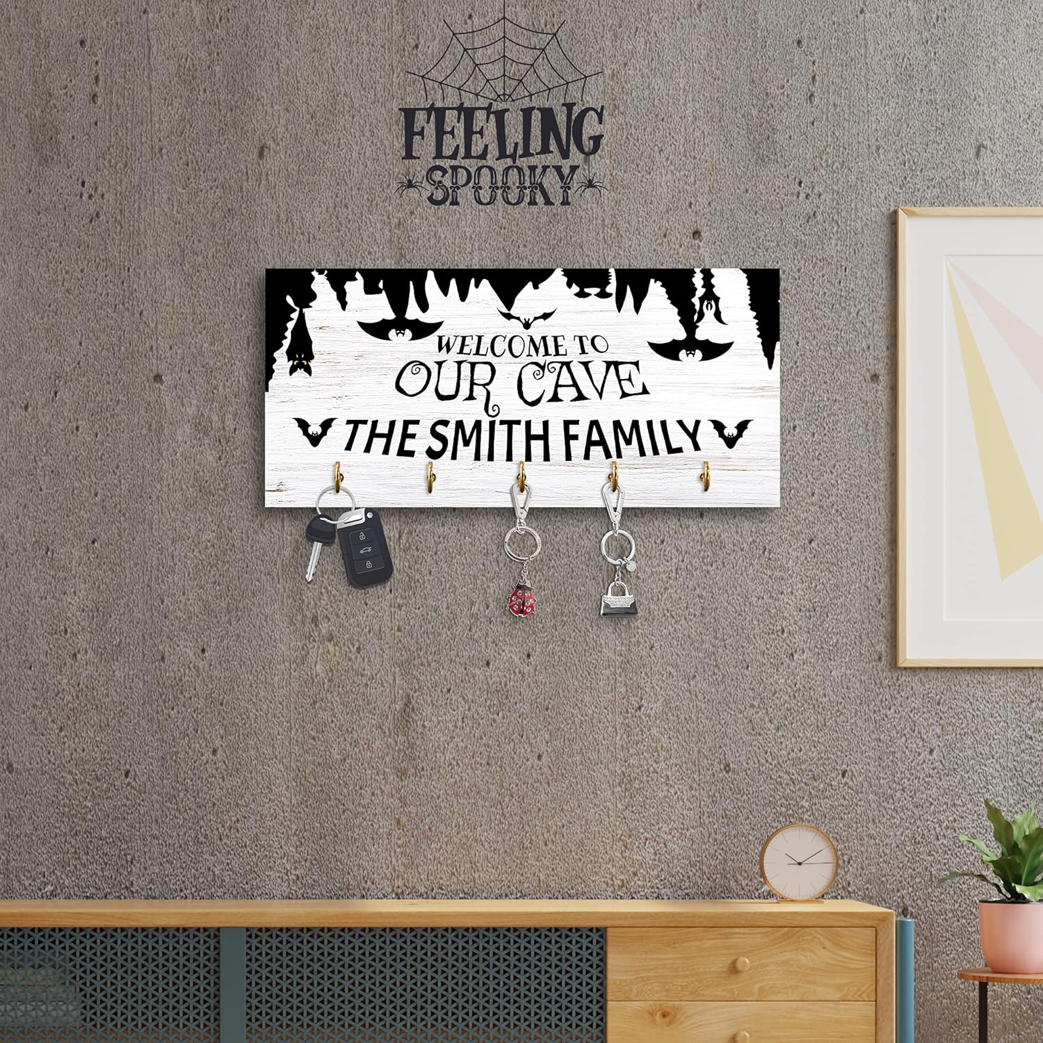 MeMate Personalized Wood Wall Mount Key Holder for Halloween Home Decor - Customized Names with Cave and Bats Wooden Key Ring Hook Hanger for Housewarming Entry Hallway Organizer