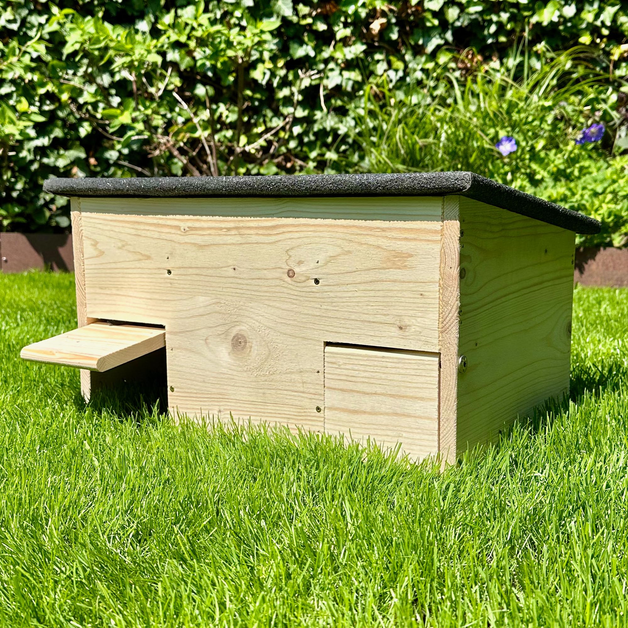GARTENETAGE Igel-Futterhaus wetterfest mit Rattenklappen – Futterstation für Igel aus Holz mit Schutz vor Katzen, Ratten & Regen – Igelhaus für Garten, naturnah & robust