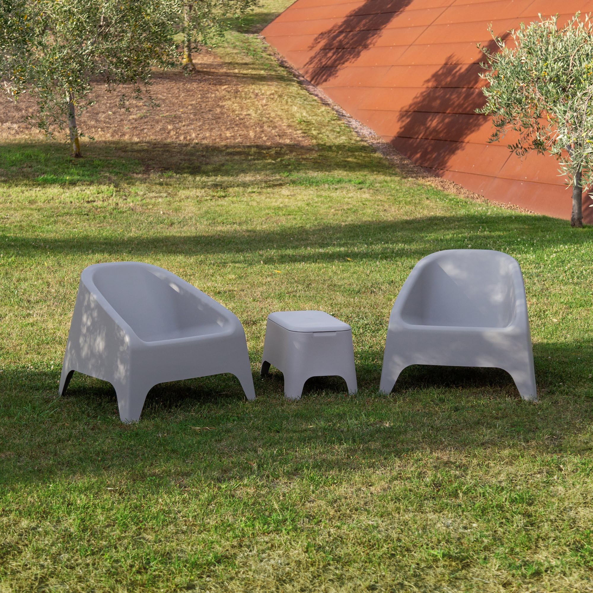 Toomax Kit 2 Poltrone Matera + Tavolino Petra Grigio Tortora, set da giardino con vano 21L, plastica riciclata