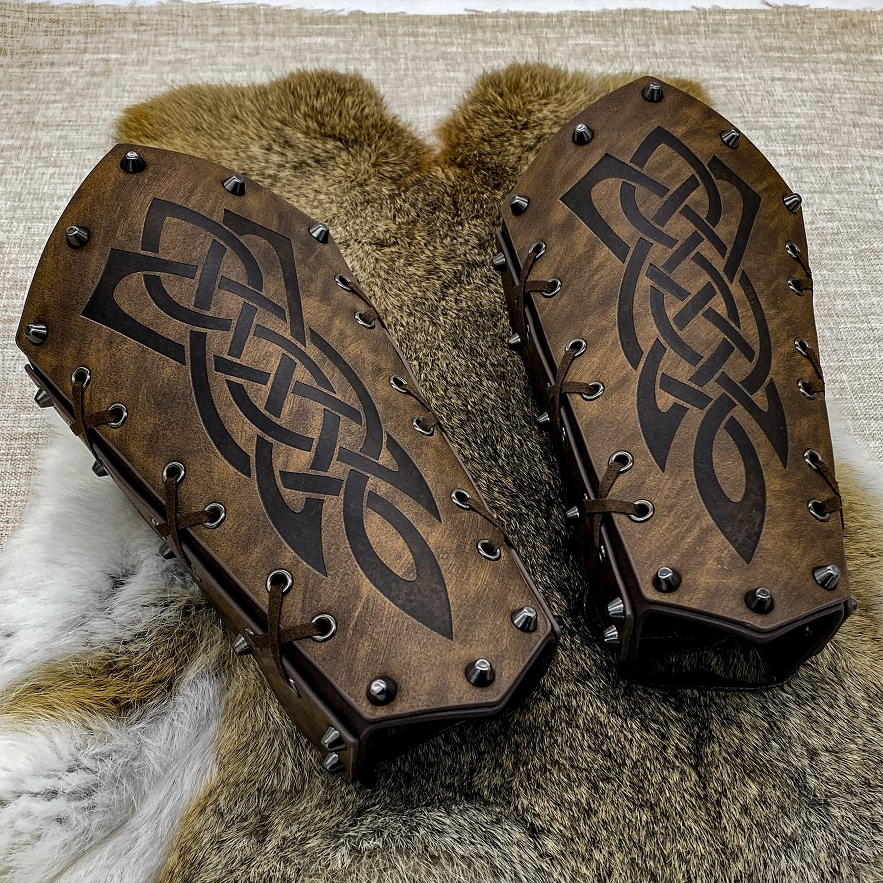 2 Pièces Bracelets Viking pour Homme, Protège Bras Médiéval en Faux Cuir, Bracelets de Tir à l'Arc Rétro, Vambrace Médiéval, Accessoires LARP
