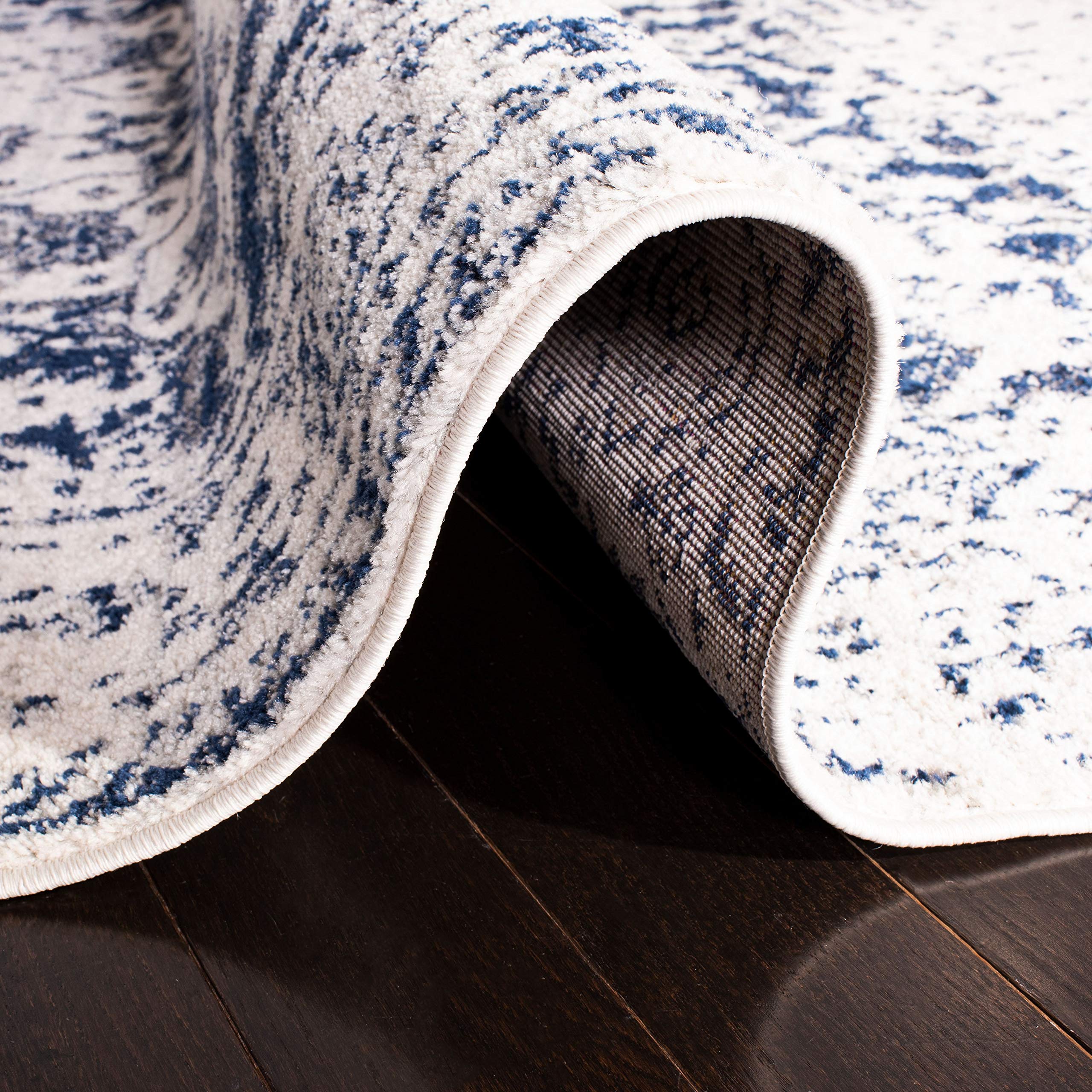 SAFAVIEH Tapis de Sol Vieilli pour Salon, Salle à manger, Chambre à coucher - Madison Collection, Tapis à poil court, Crème et Marine, 91 X 152 cm