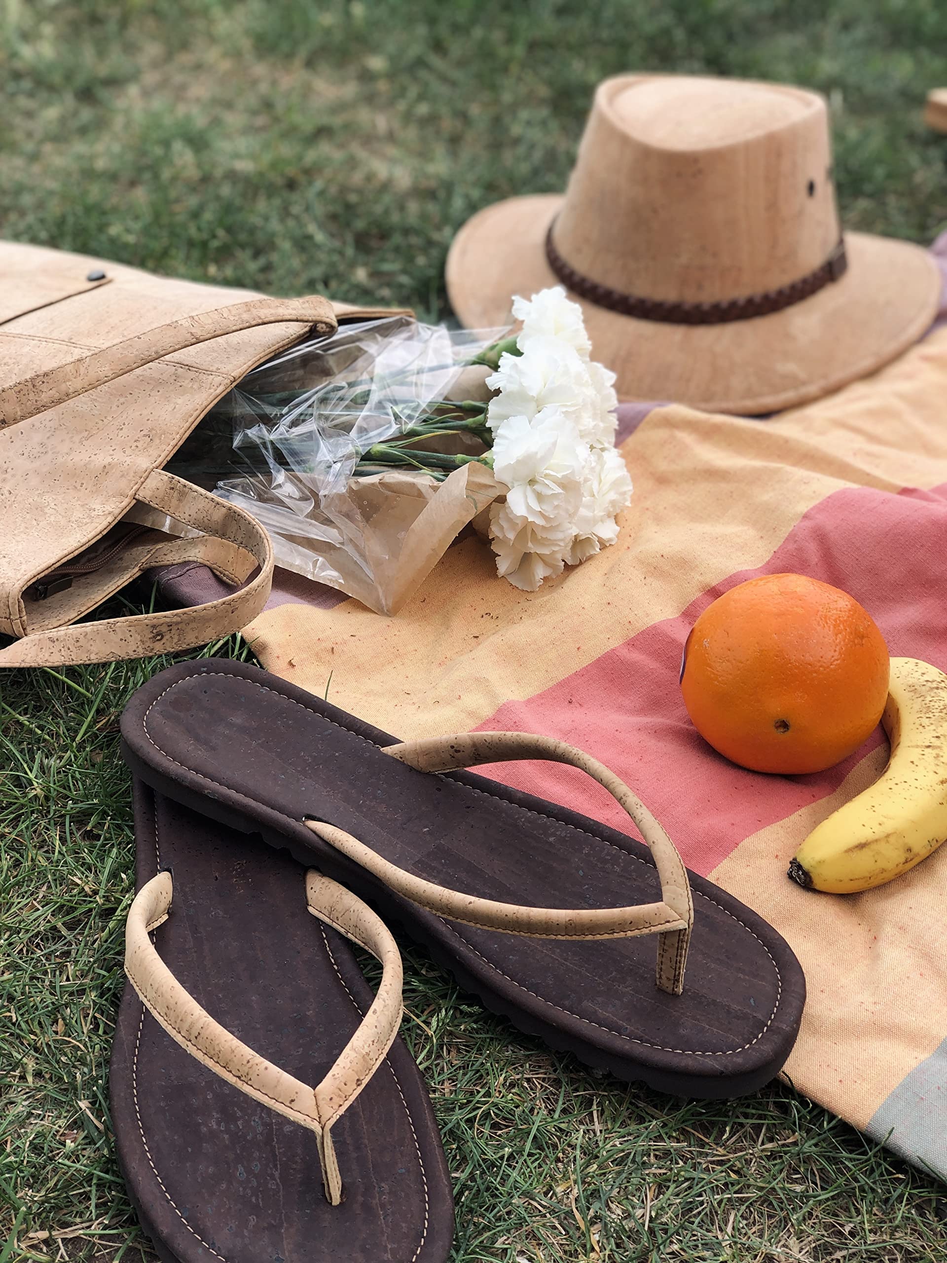 Ciabatte da uomo in sughero naturale, vegano e sostenibili, in sughero marrone con cinturino chiaro e cuciture a contrasto, misure 39 – 45 (UE) / 6,5 – 11,5 (US), Marrone (marrone), 43 EU