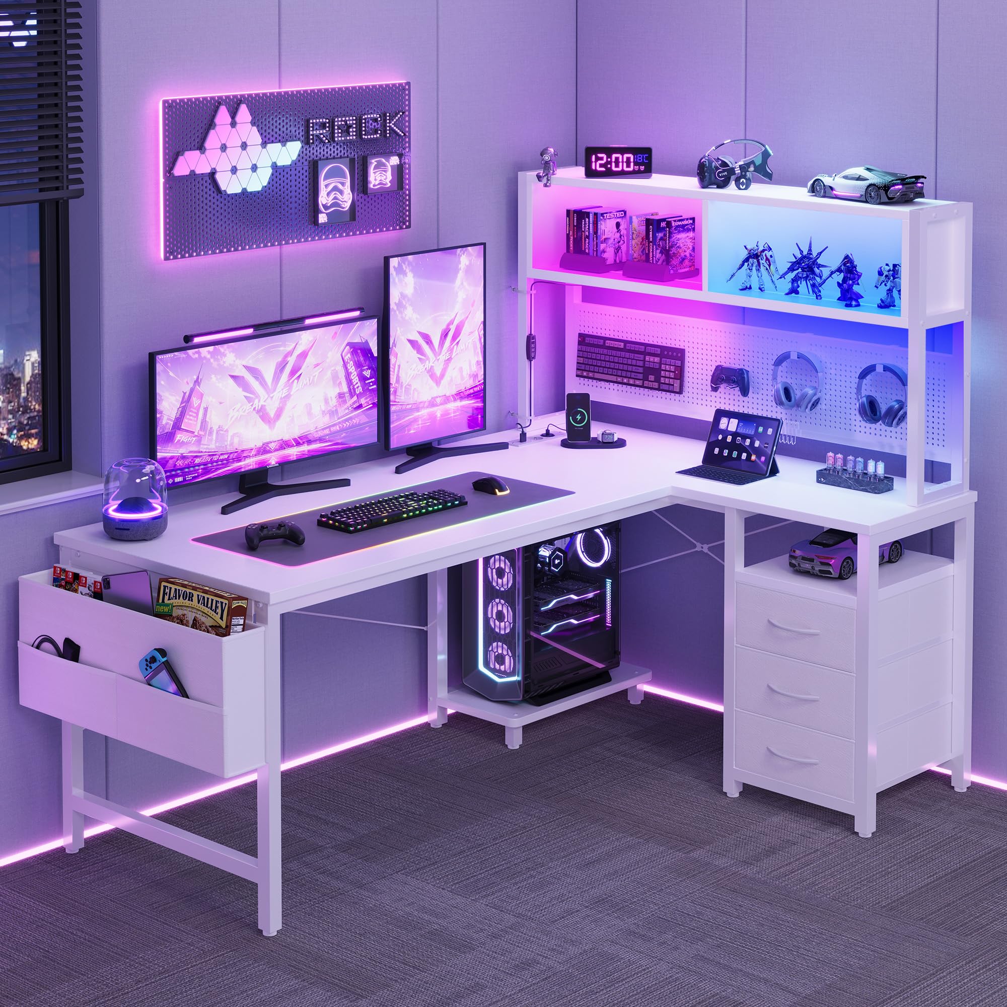 YOUDENOVA Scrivania Angolo a L Reversibile Scrivania Gaming con Pannello Forato e Mensola, Tavolo da Lavoro con LED, Presa e USB, 3 Cassetti per Working e Videogiochi 135x100 cm Bianco