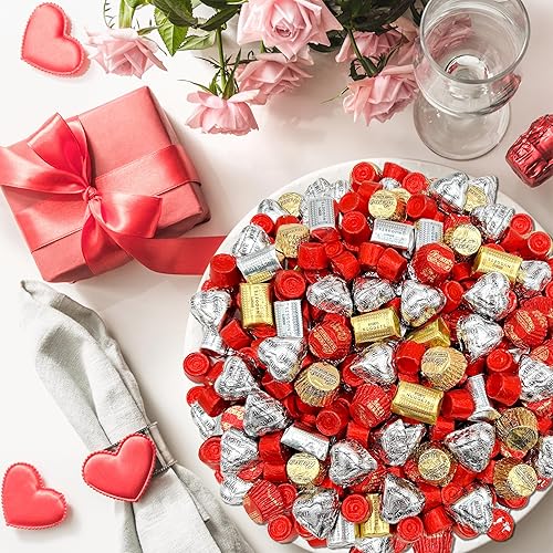 Miniatura 3 de Paquete variado de dulces de chocolate para el Día de la Madre  Hershey's NUGGETS, ROLO, corazones extra cremosos, REESEScups (bolsa de 2 libras