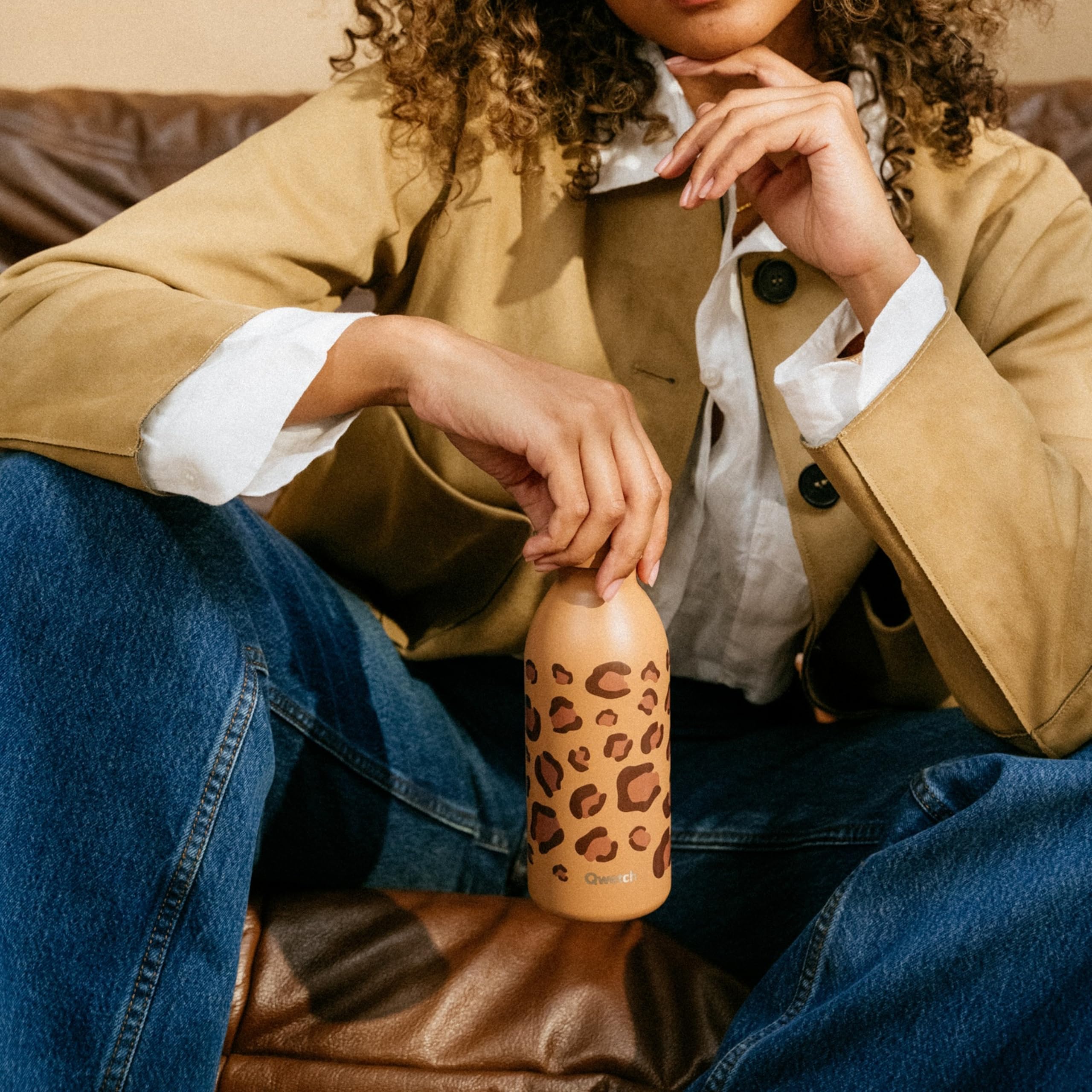 Qwetch - Bouteille Isotherme 500ml Leopard Camel - ICON - Gourde Design Compacte et Élégante Inox Recyclé - 24h Froid et 12h Chaud - Etanche