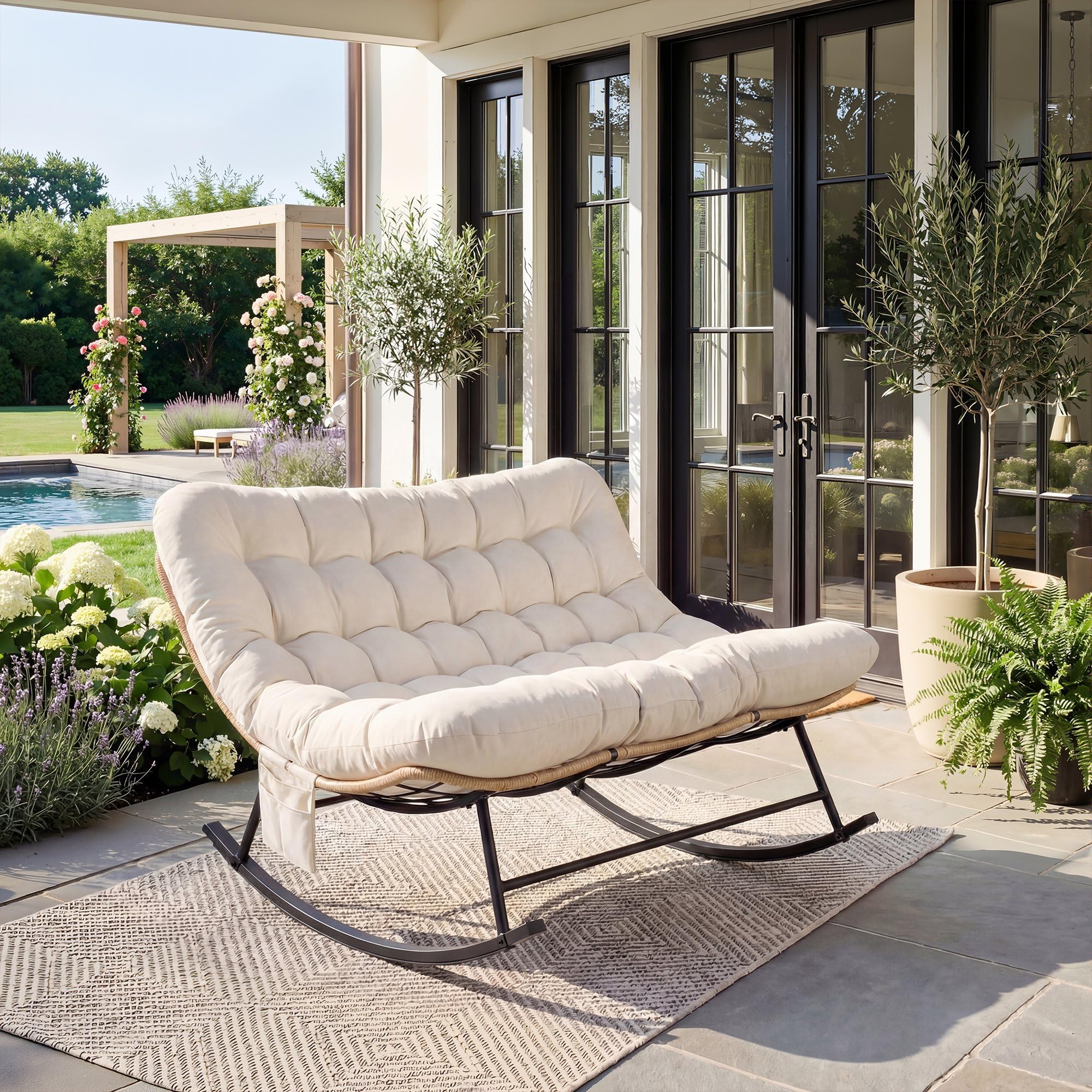 Garvee Fauteuil à Bascule Double Robuste 450 lbs – Dossier rembourré – Tissu imperméable – Cadre métal – Idéal Jardin, terrasse, Salon – Mobilier Moderne – Rotin Jaune et Coussins Beige Clair