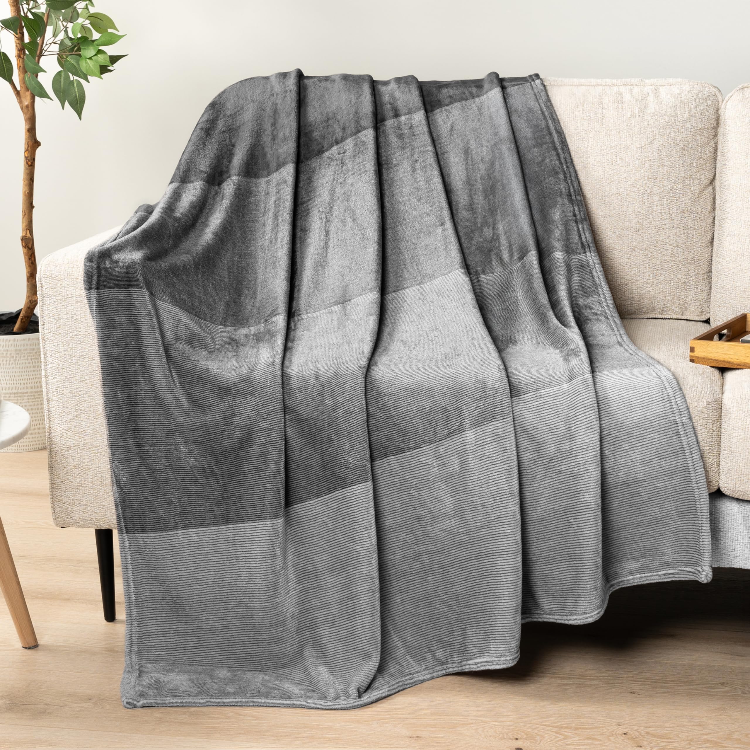 Amazon｜PAVILIA グレー オンブレ フリース スローブランケット カウチ