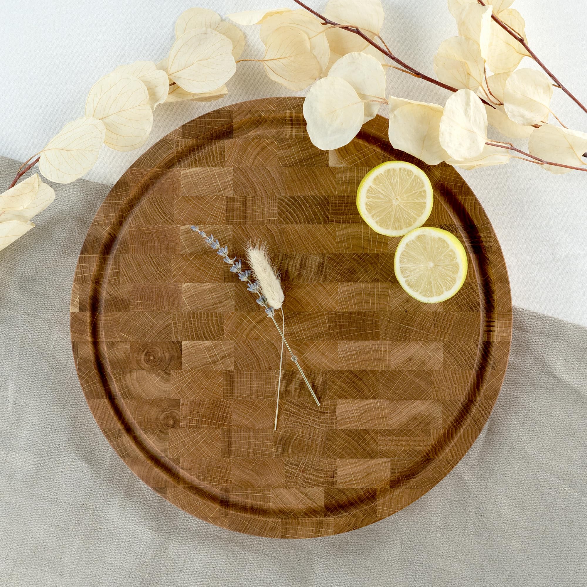 HOFMEISTER® Stirnholz Schneidebrett rund aus Eiche Ø 35 cm – massives Holzbrett mit Saftrille – robust, messerschonend & langlebig – Servierbrett & Küchenbrett