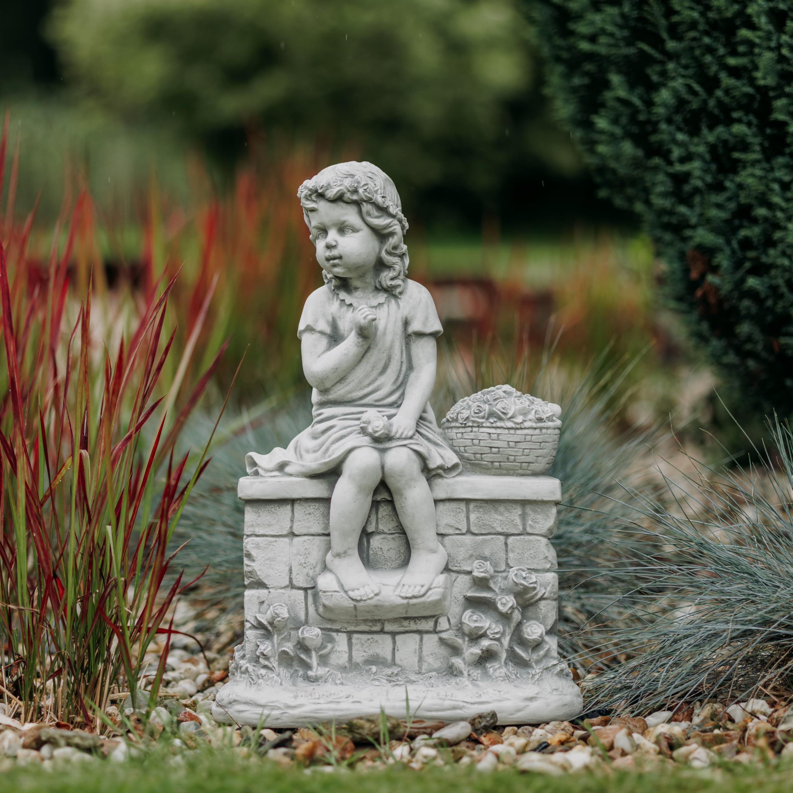 gartendekoparadies.de Mädchen Figur auf der Mauer, Steinfigur H. 49 cm, 18 kg, Grau, frostsicher aus Steinguss für Außenbereich
