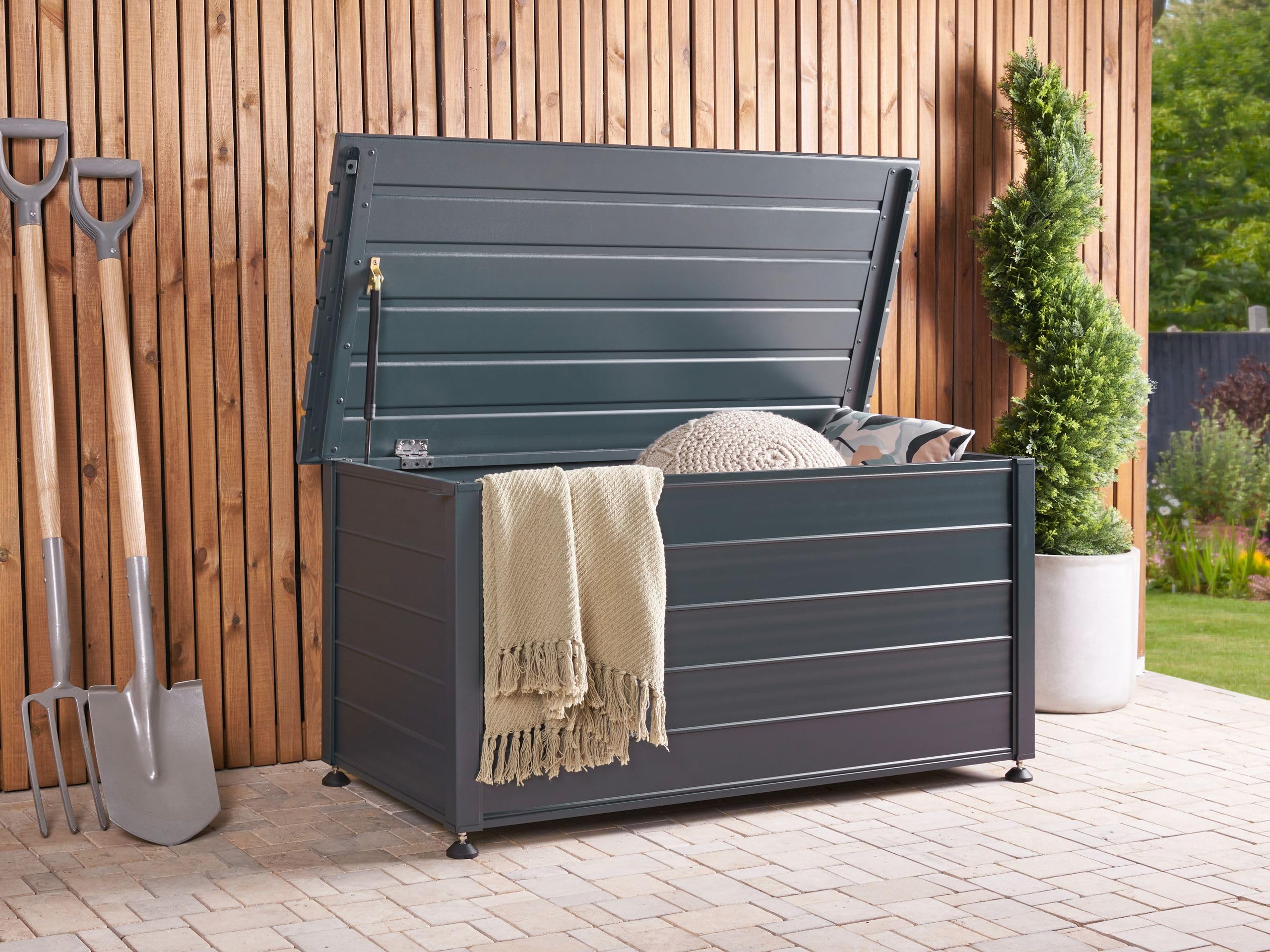 Beliani Coffre d'Extérieur de Rangement en Aluminium 123 x 60 cm Meuble de Jardin Gris Foncé Campalto