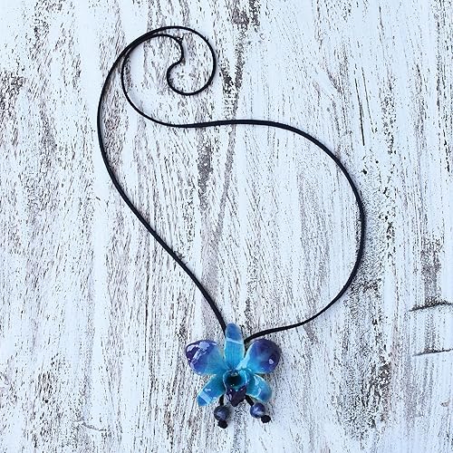 Miniatura 3 de NOVICA Collar largo artesanal hecho a mano de sodalita de orquídea natural, flor de lariat, hoja de cuero, azul Tailandia, floral 'azul medianoche'
