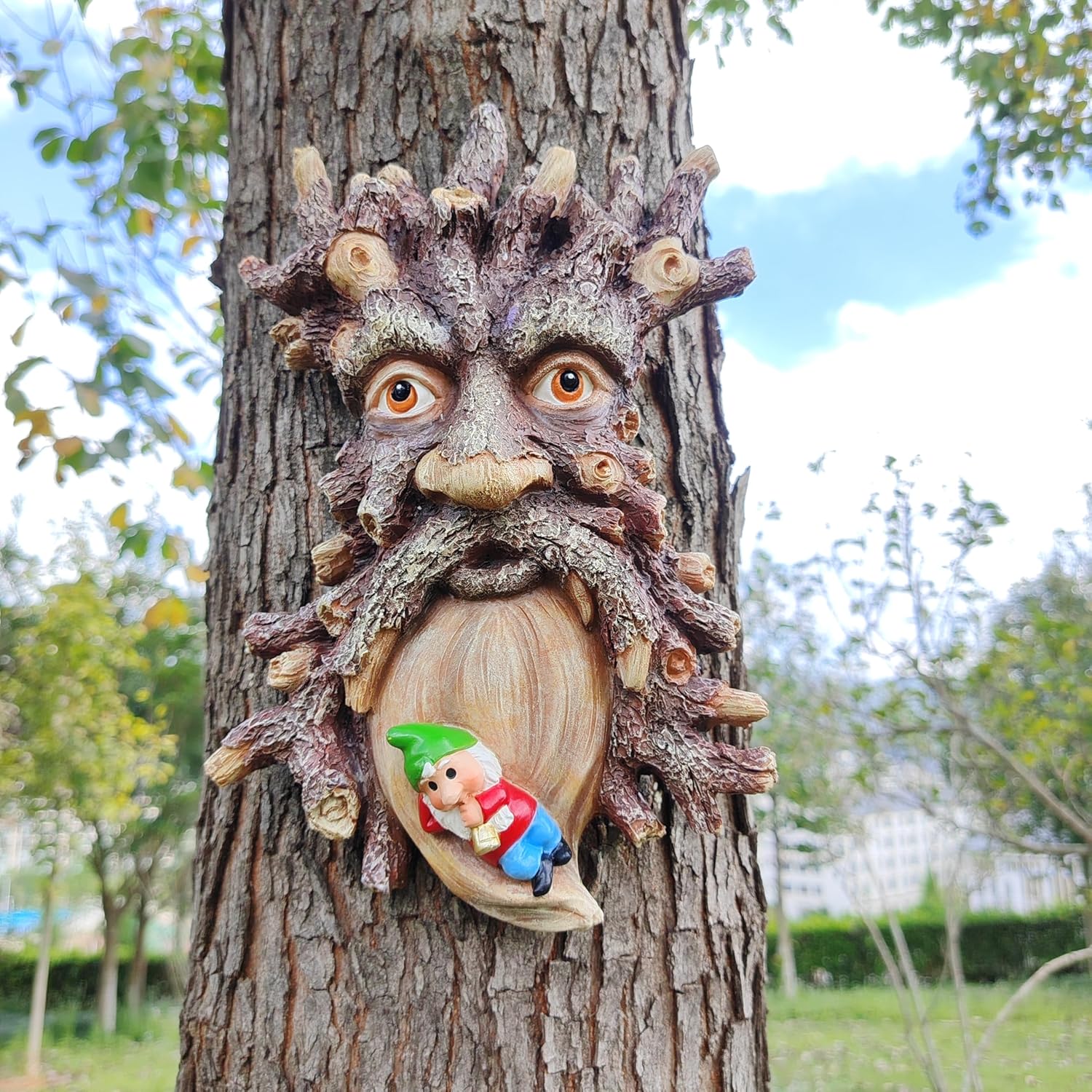 Whimsical Tree Face Garden Decoration ，Super Bowl Party Decor Valentine‘s Day Gift Decorative Tree Faces Decor Outdoor Wallmounted Statue Art with Leaf Features (Brown)