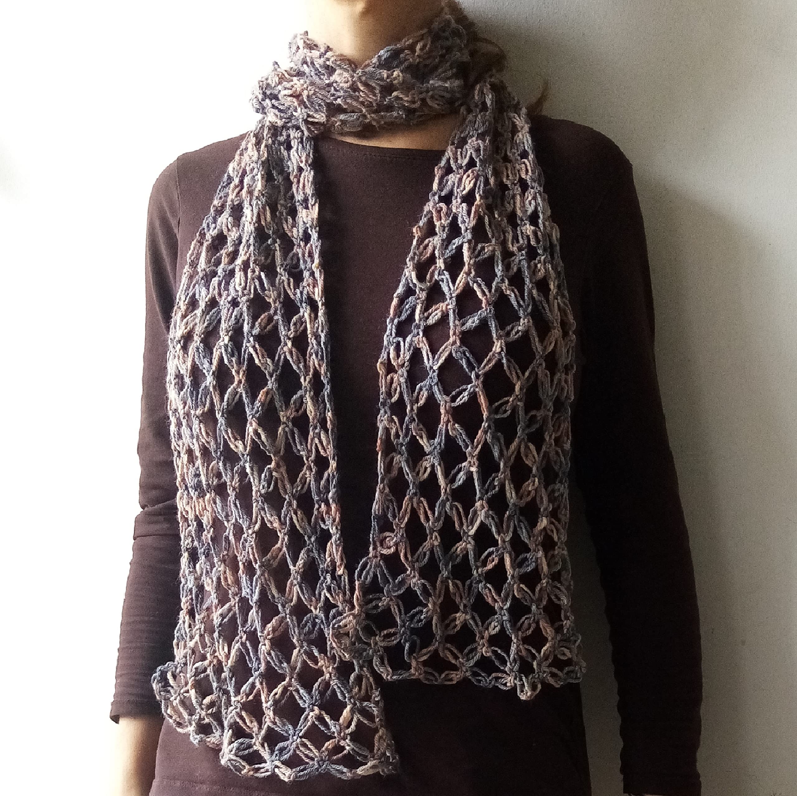 Sciarpa sfumata fatta a mano, sciarpa da donna a uncinetto, in lana merino. Stola in lana merino. ARTICOLO ORIGINALE UNICO MOMpATchWORK