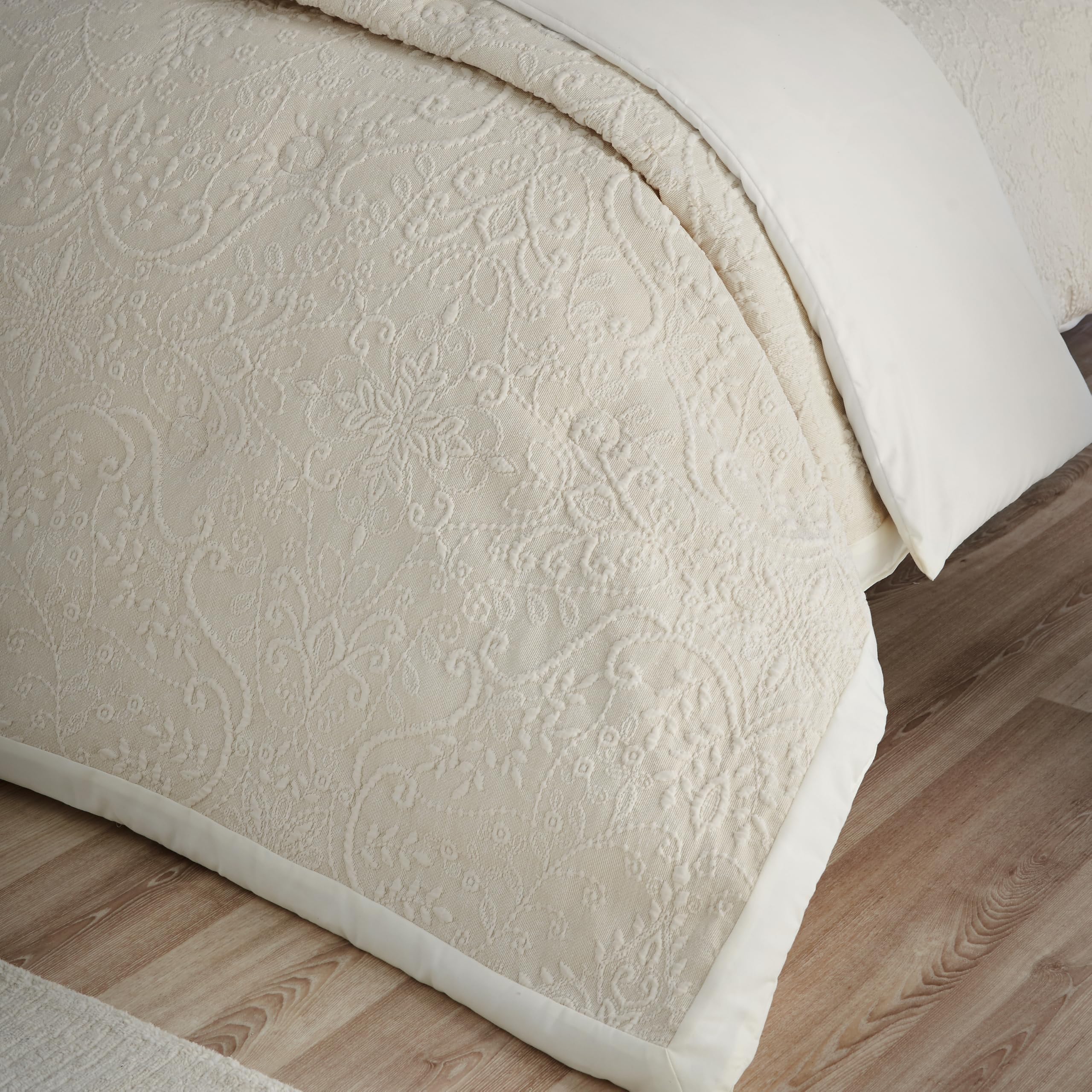 Catherine Lansfield Unisex Cream 'Amelia Jacquard' Bedspread In