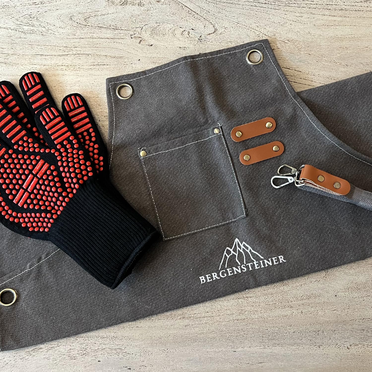 Grillschürze für Männer aus 100% Baumwolle | Premium Qualität, sehr robust | Küchenschürze, BBQ Schürze für Grill | Kochschürze Herren | inkl. Premium Grillhandschuhe