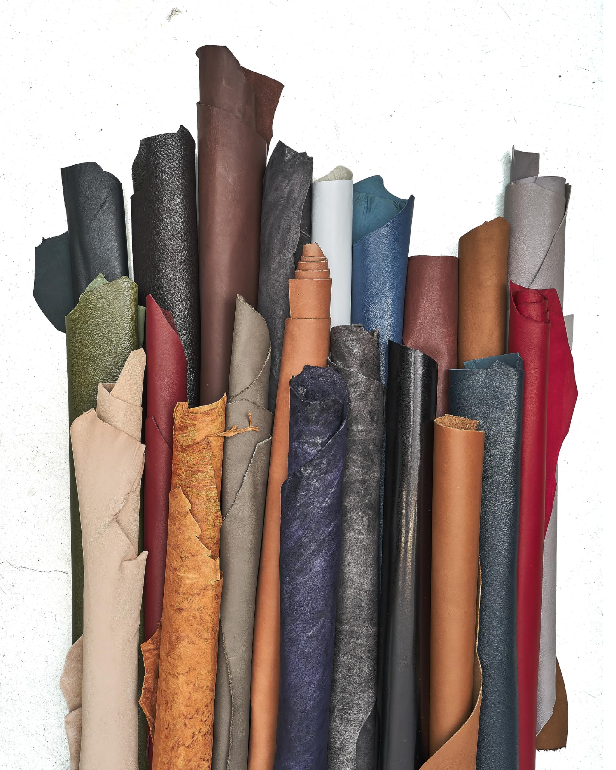 LA GARZARARA Pelli Vere 20 pz Mix Colori Classici Tinta Unita e Rifinizioni Varie Casuali, misura minima di ogni pelle 40x40 cm, Immagini dimostrative, Scampoli di cuoio per Artigiani, Cucito, Borse
