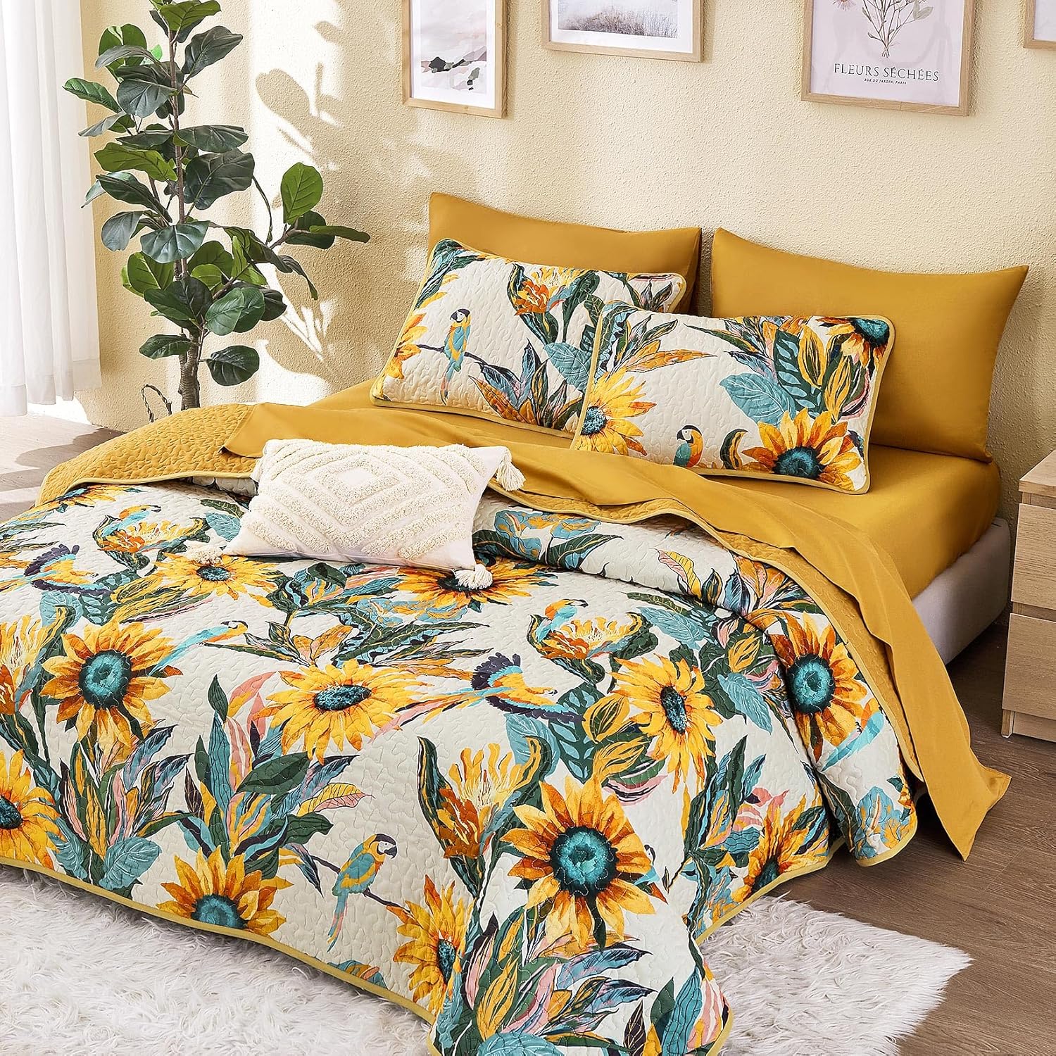Wake In Cloud - Boho Quilt Set, Floral Bohemian Chic Farmhouse Cottagecore Tropical Colorful Sunflower Pattern, Reversible Lightweight Bedspread Coverlet, 3 Pieces, Amber Beige, Queen/Full Size