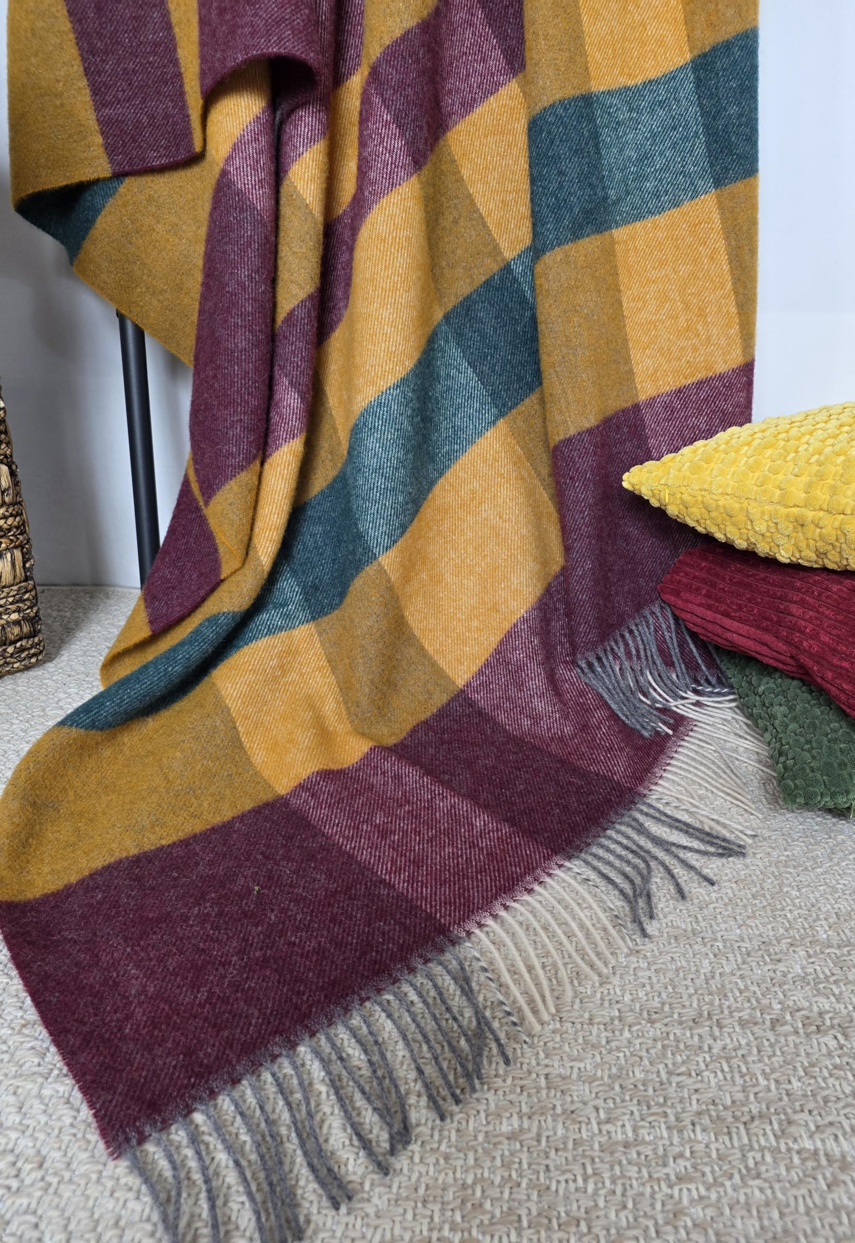 Coperta in lana vergine al 100%, disponibile in vari colori, copriletto, plaid in lana vergine Tirol, 140 x 200 cm (Giallo Senape-Verde-Rosso (Quadrati))