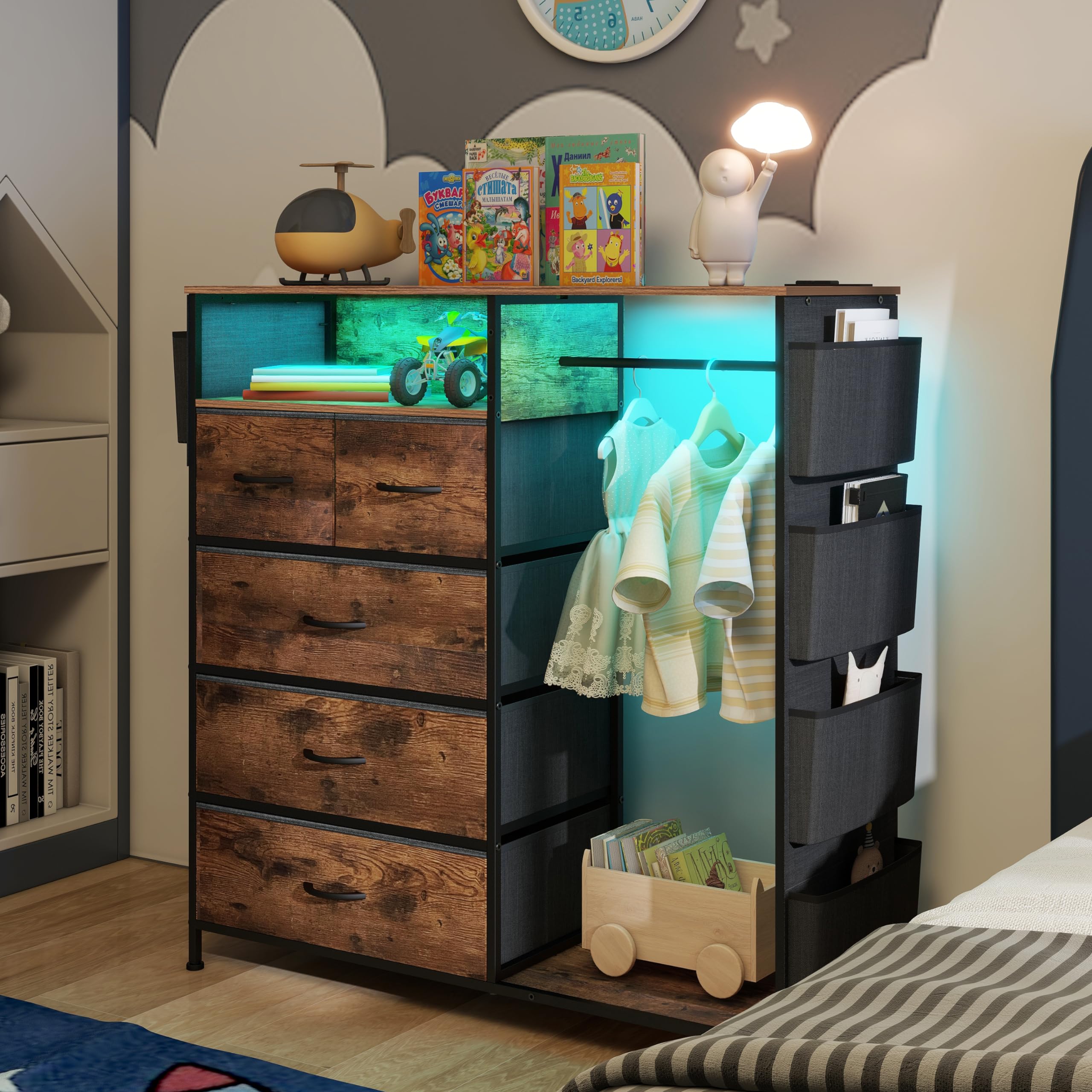 Cómoda para dormitorio con perchero, bolsillos laterales, cómoda de 5 cajones con estación de carga, luces LED, cómoda de almacenamiento negra para pasillo, armario, marco de acero 6