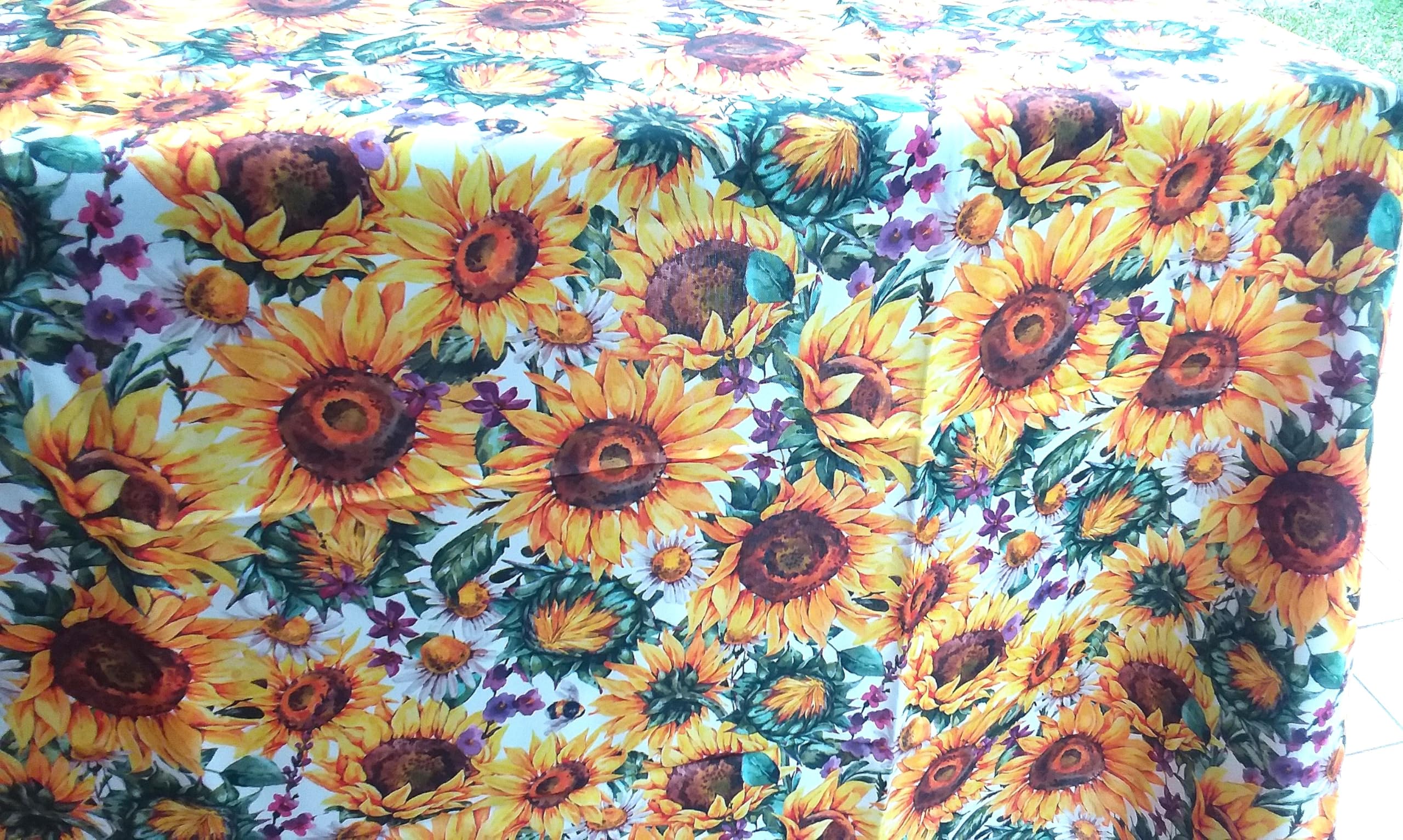 Nappe rectangulaire anti-taches fantaisie tournesols et fleurs colorées. 100 % hydrofuge. Toutes les dimensions ne sont pas repassées